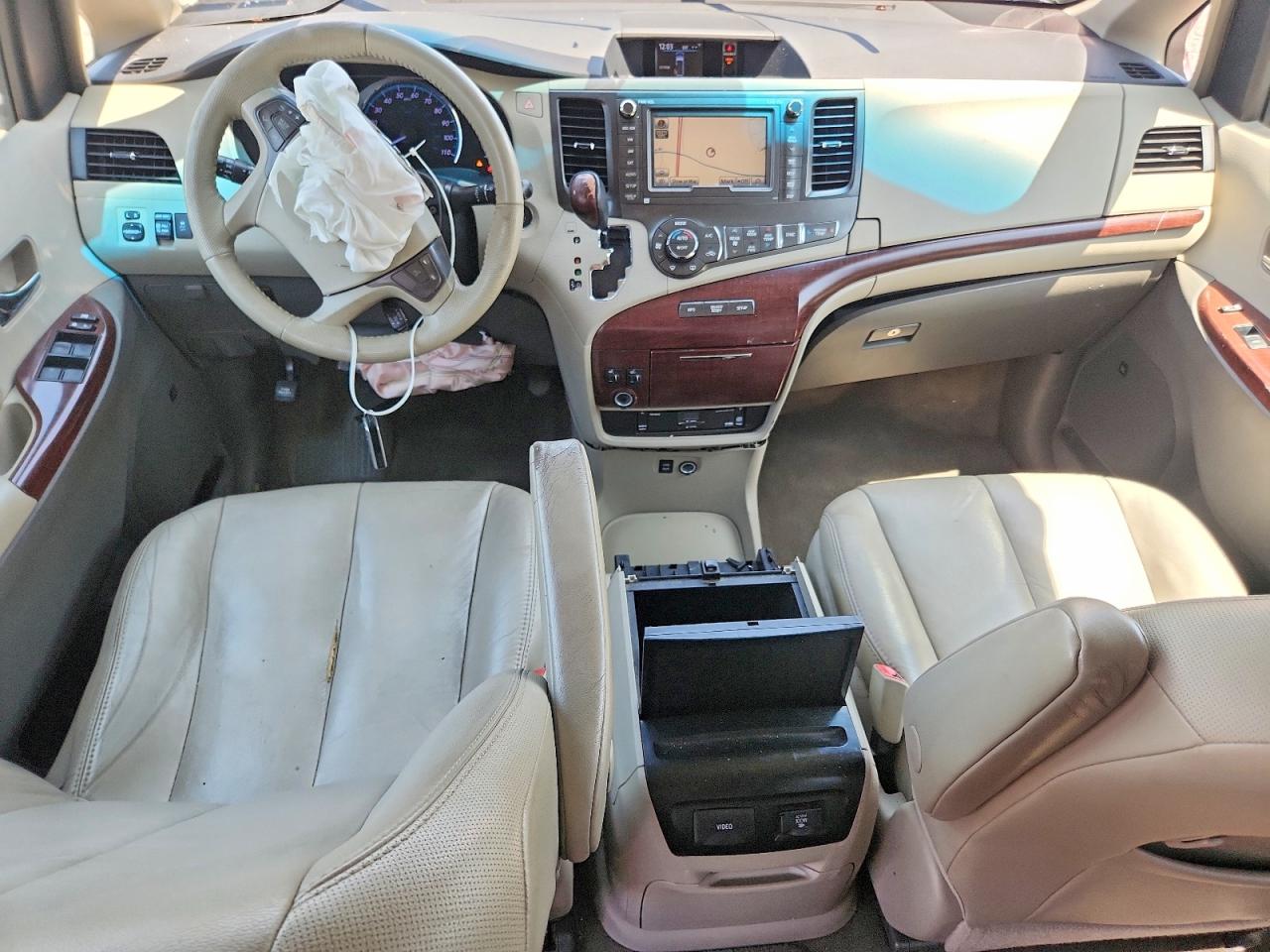 2012 Toyota Sienna Xle 8-passenger Red vin: 5TDYK3DC5CS195582