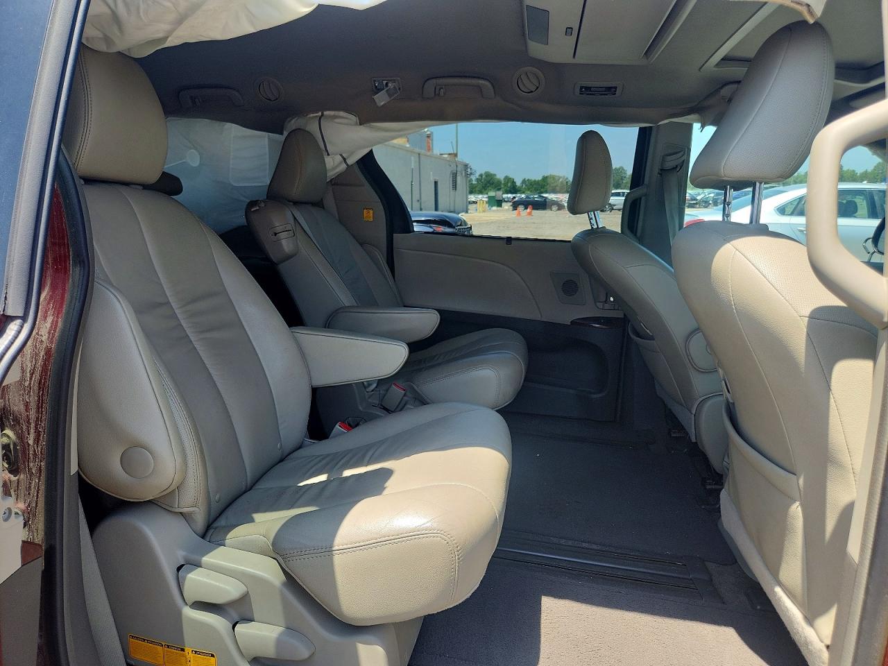 2012 Toyota Sienna Xle 8-passenger Red vin: 5TDYK3DC5CS195582