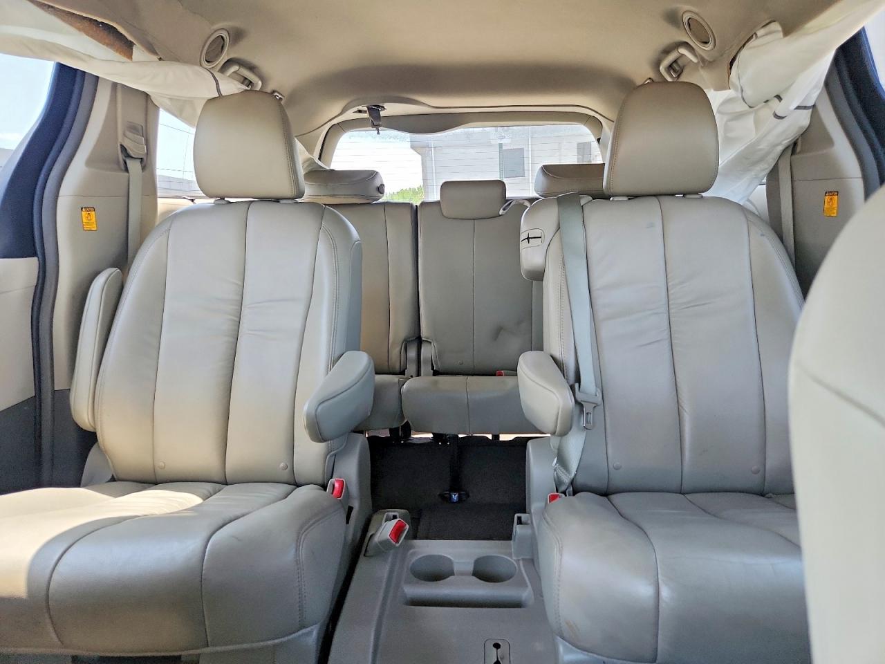 2012 Toyota Sienna Xle 8-passenger Red vin: 5TDYK3DC5CS195582
