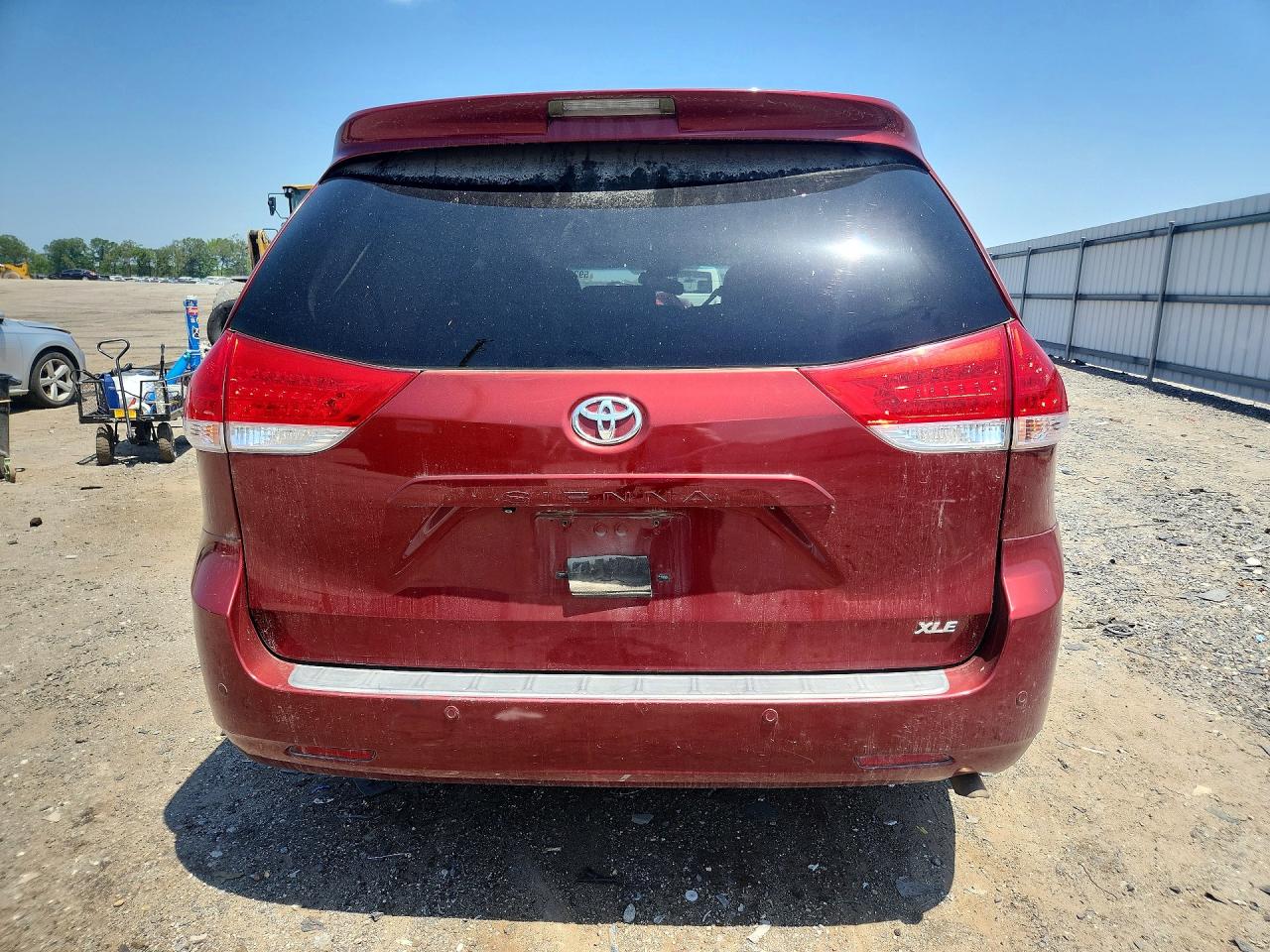 2012 Toyota Sienna Xle 8-passenger Red vin: 5TDYK3DC5CS195582