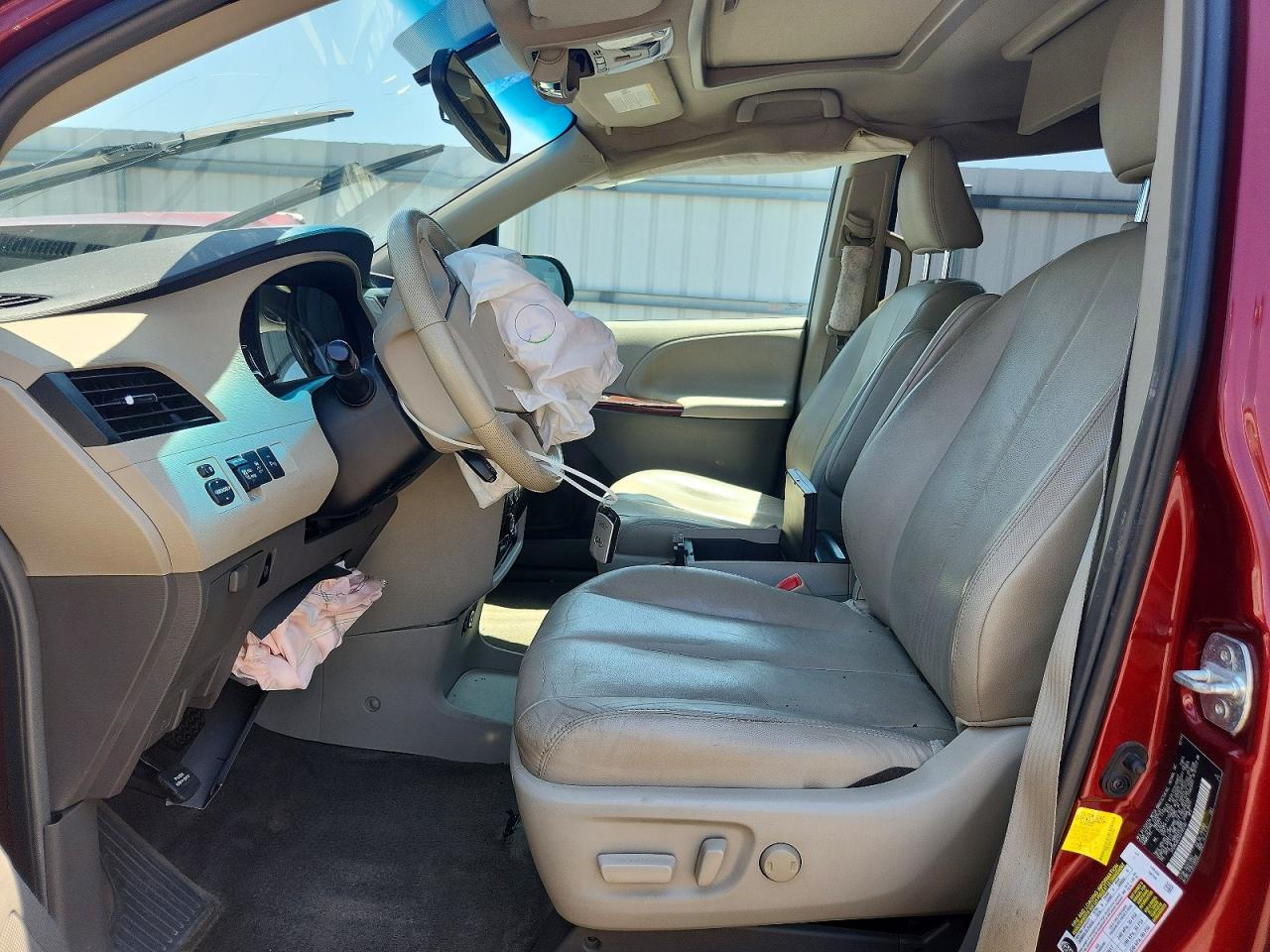 2012 Toyota Sienna Xle 8-passenger Red vin: 5TDYK3DC5CS195582