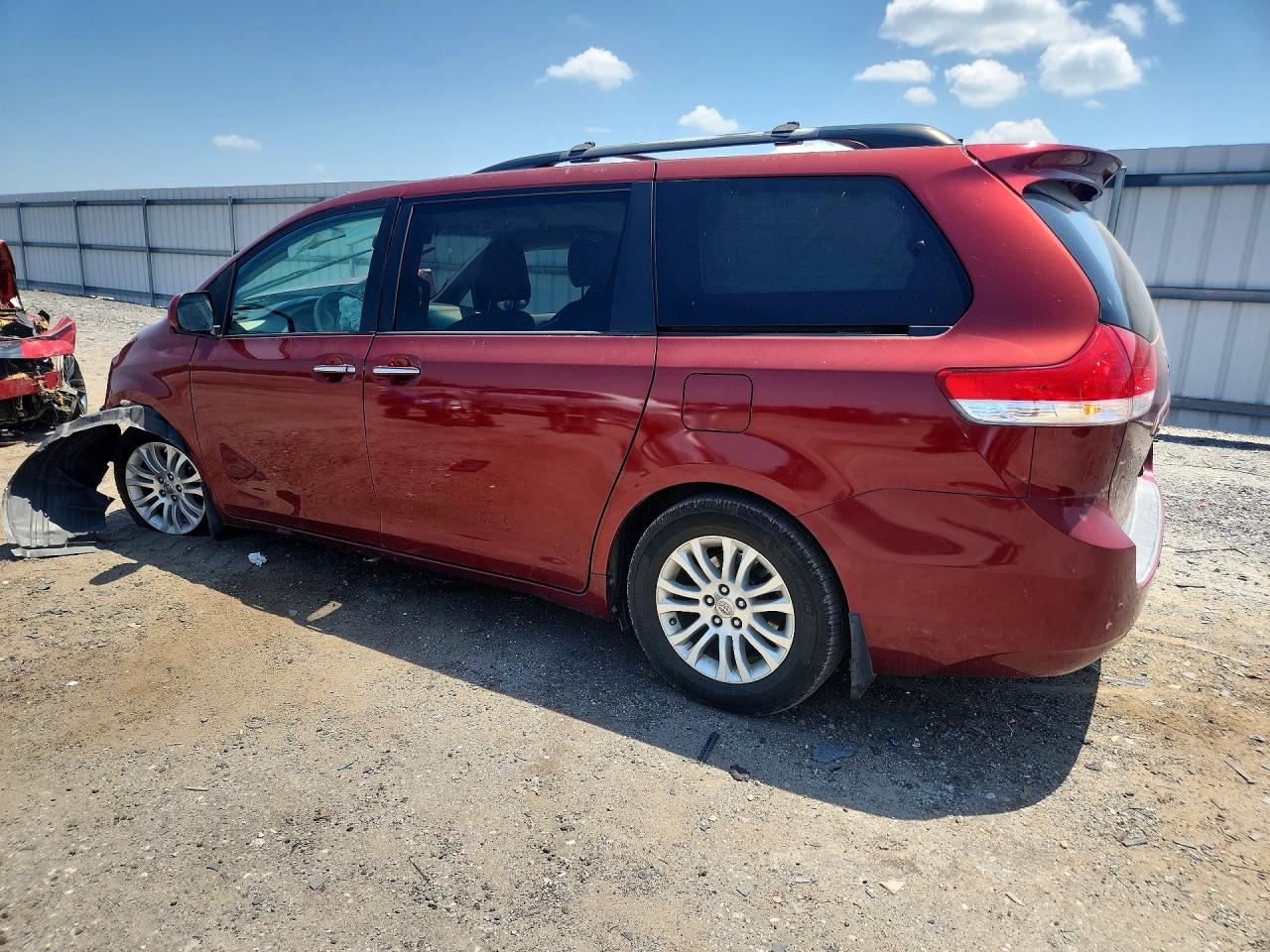 2012 Toyota Sienna Xle 8-passenger Red vin: 5TDYK3DC5CS195582