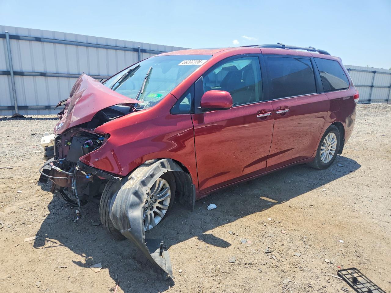2012 Toyota Sienna Xle 8-passenger Red vin: 5TDYK3DC5CS195582