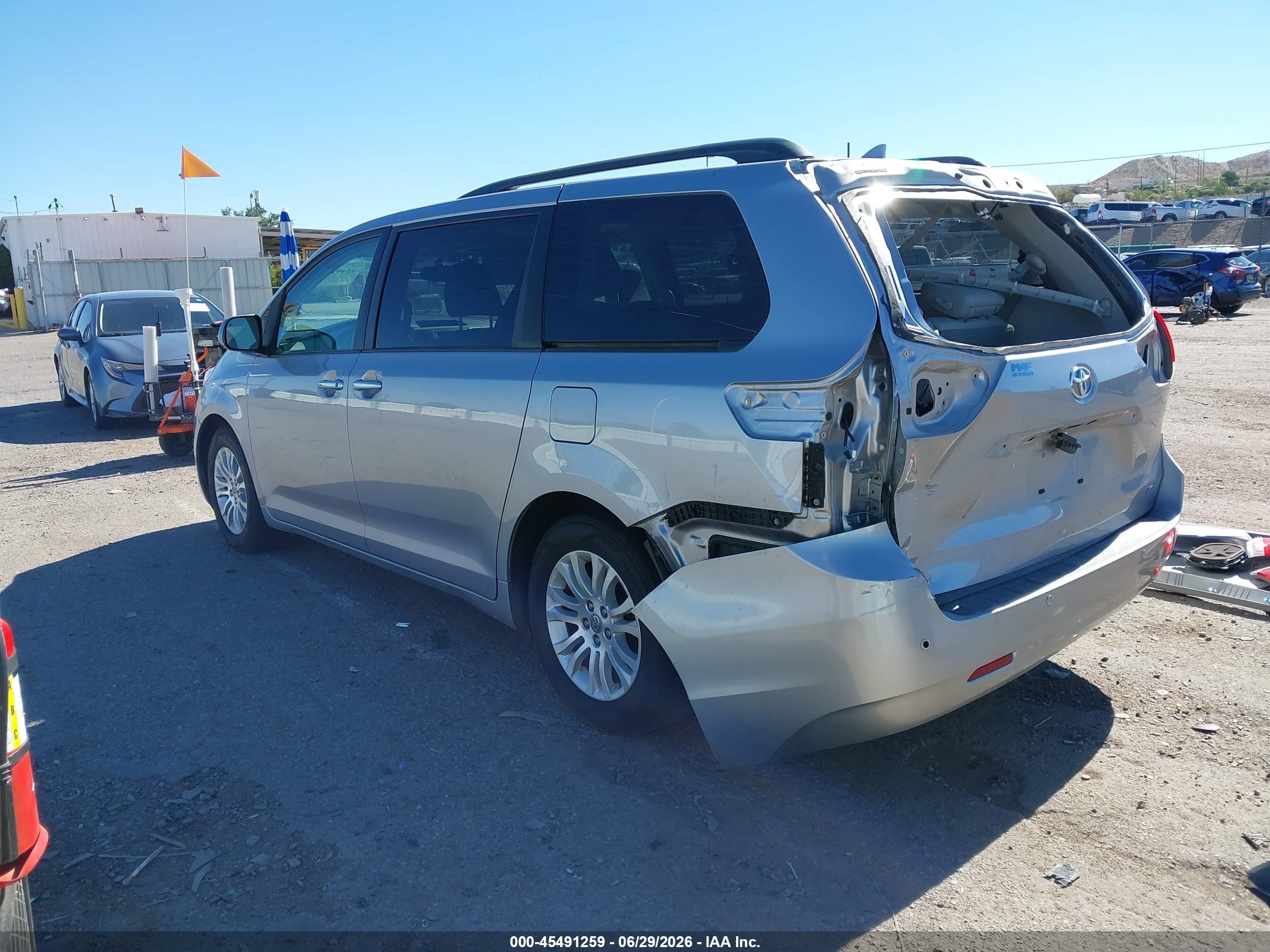 2012 Toyota Sienna Xle V6 8 Passenger Серый vin: 5TDYK3DC5CS205642