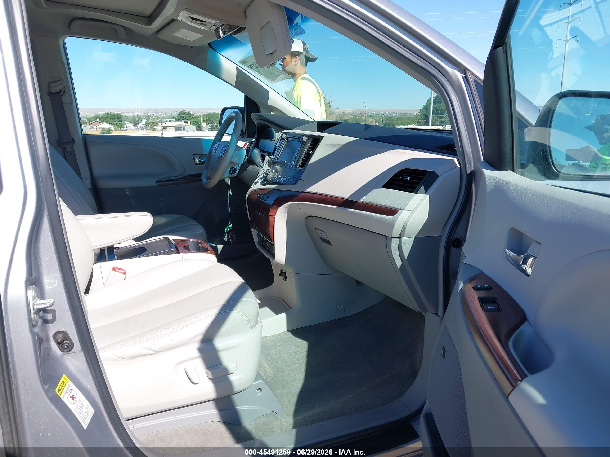 2012 Toyota Sienna Xle V6 8 Passenger Серый vin: 5TDYK3DC5CS205642