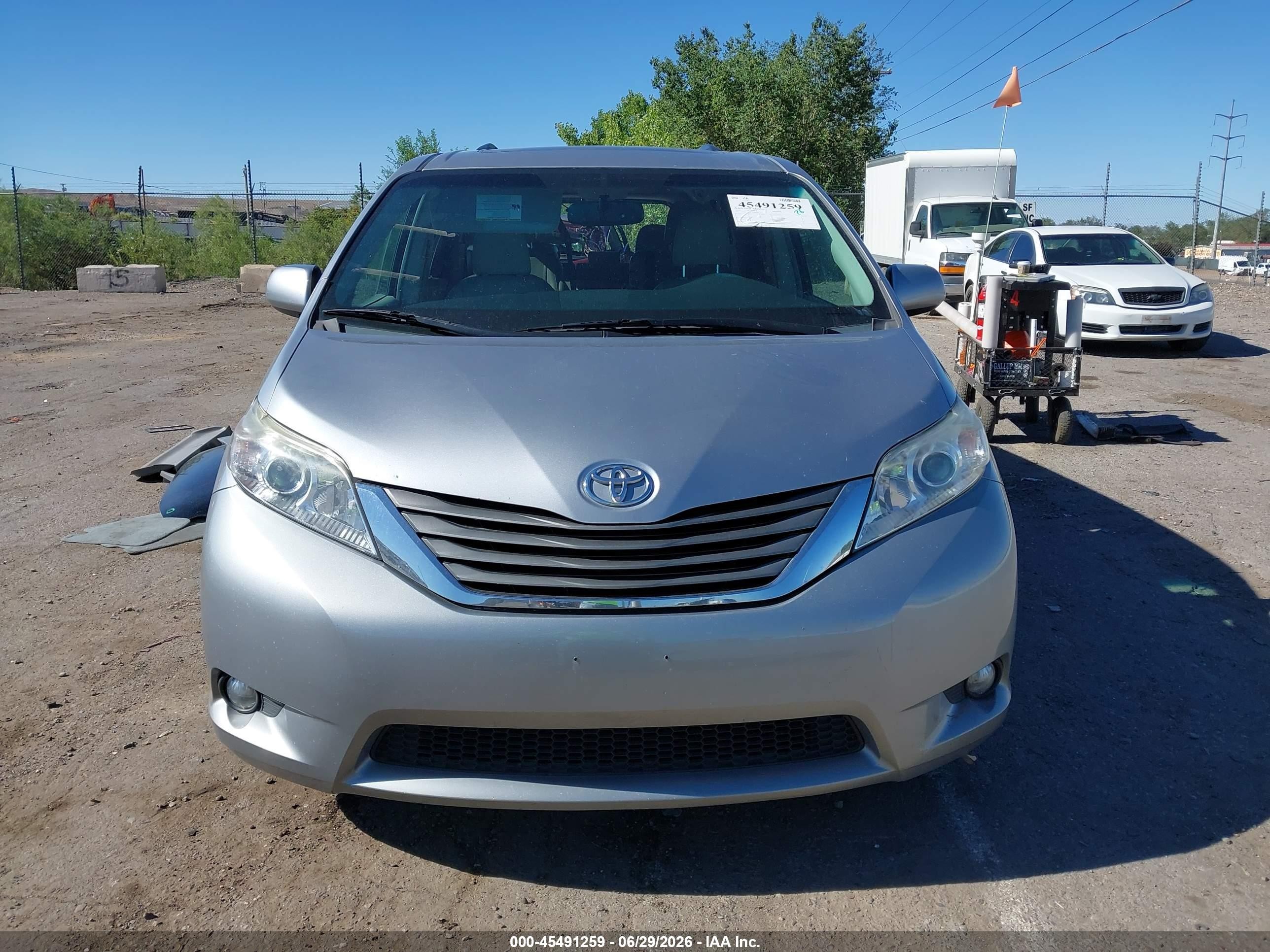 2012 Toyota Sienna Xle V6 8 Passenger Серый vin: 5TDYK3DC5CS205642