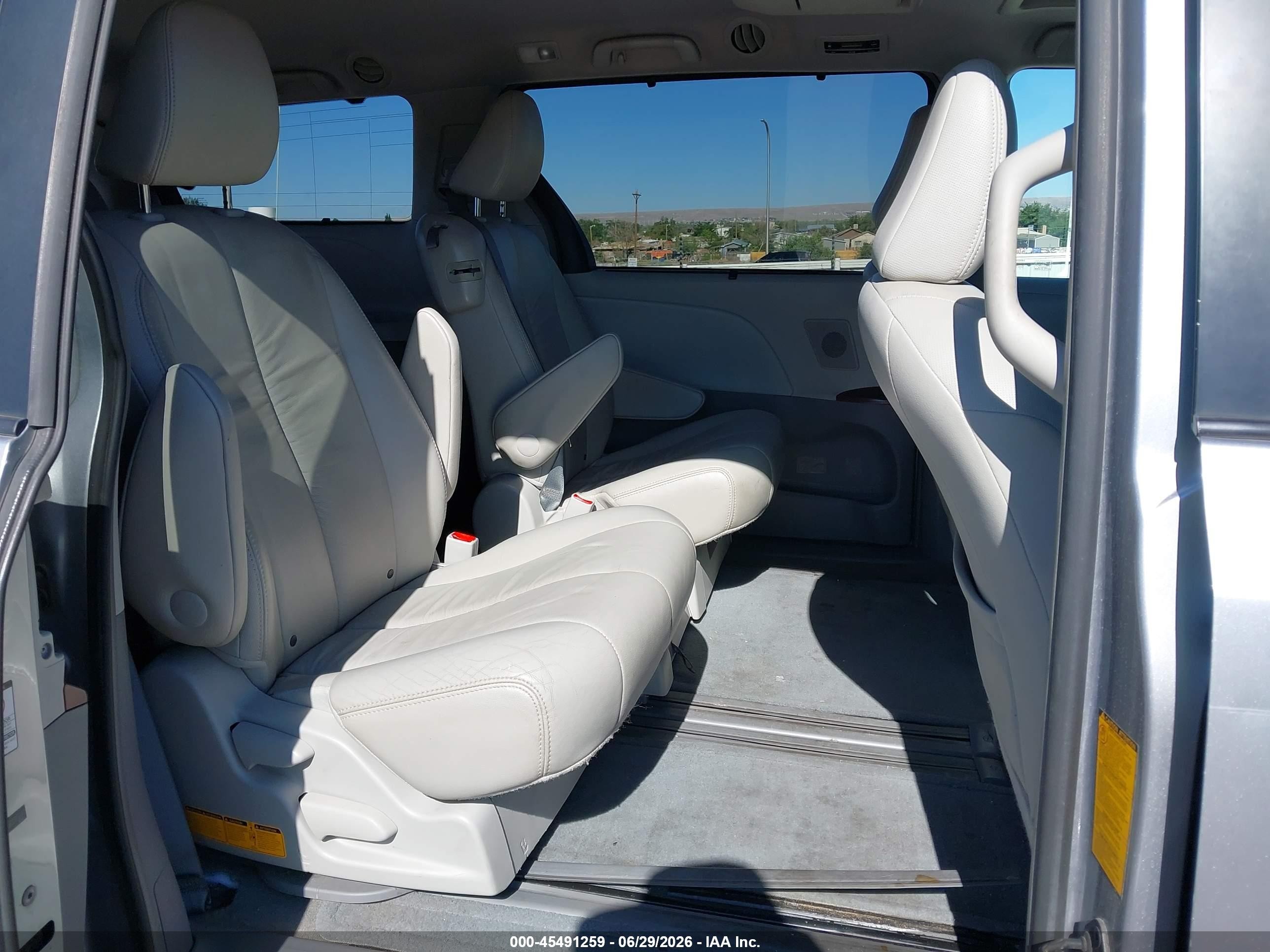 2012 Toyota Sienna Xle V6 8 Passenger Серый vin: 5TDYK3DC5CS205642