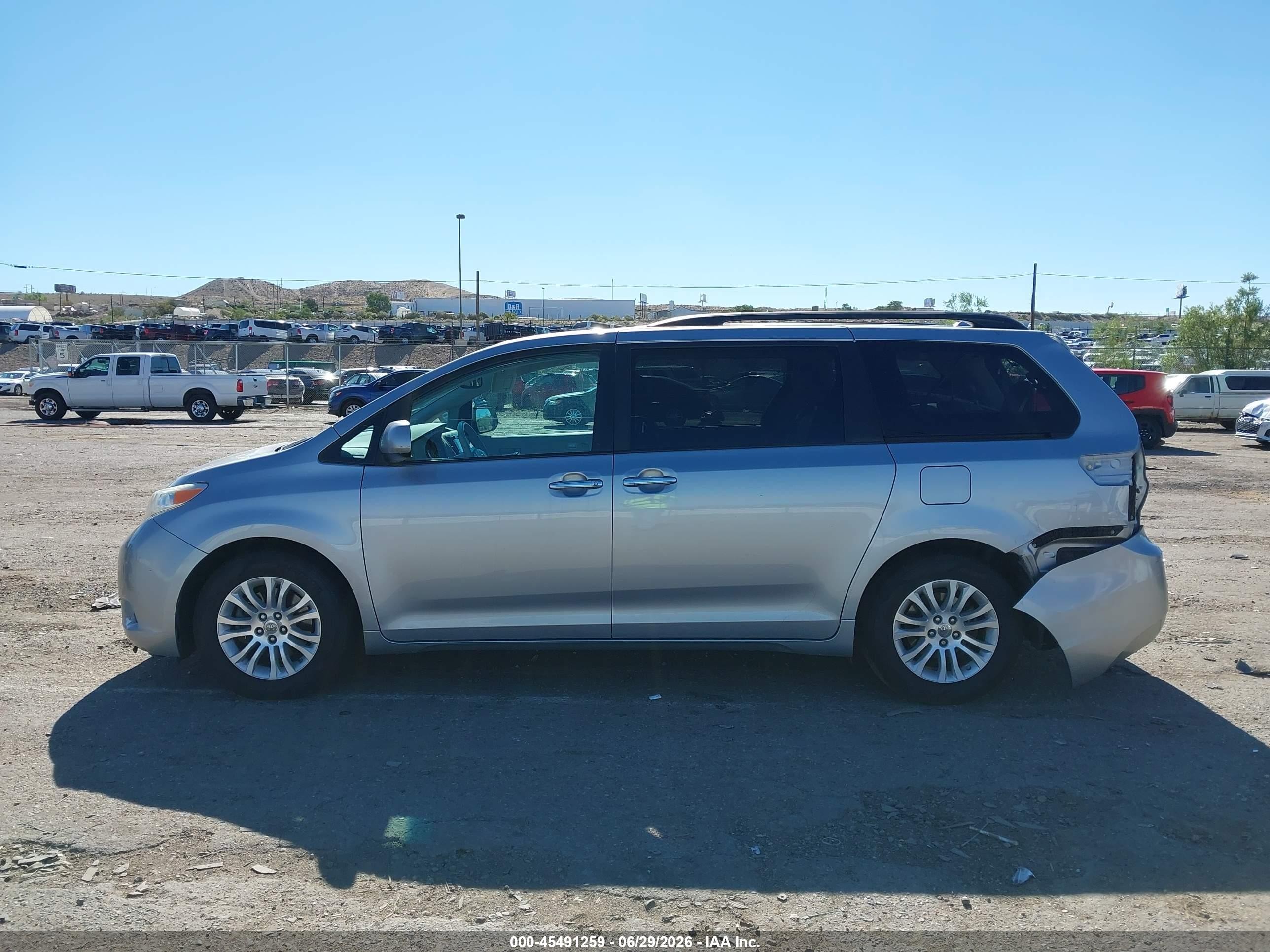 2012 Toyota Sienna Xle V6 8 Passenger Серый vin: 5TDYK3DC5CS205642