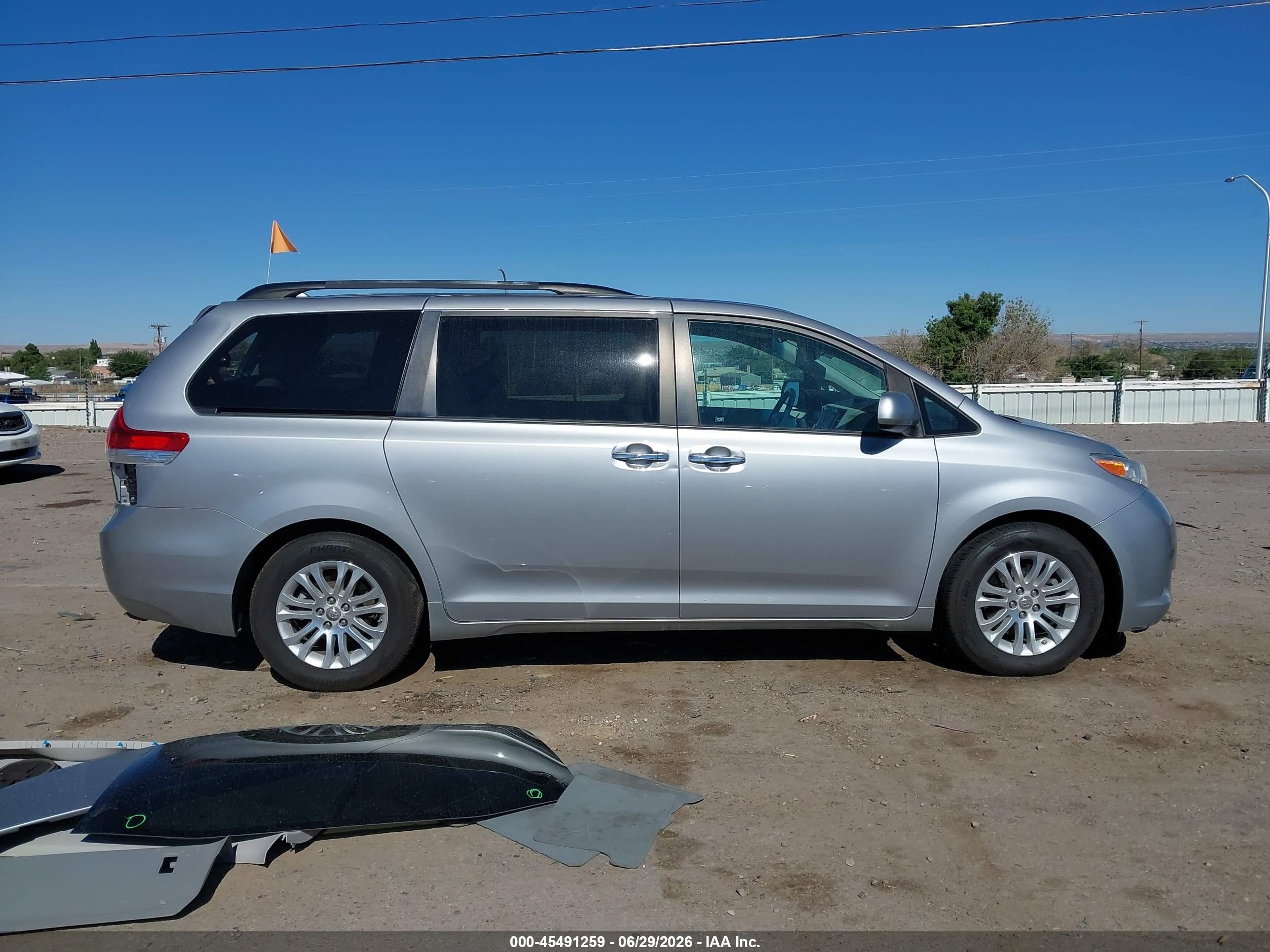 2012 Toyota Sienna Xle V6 8 Passenger Серый vin: 5TDYK3DC5CS205642