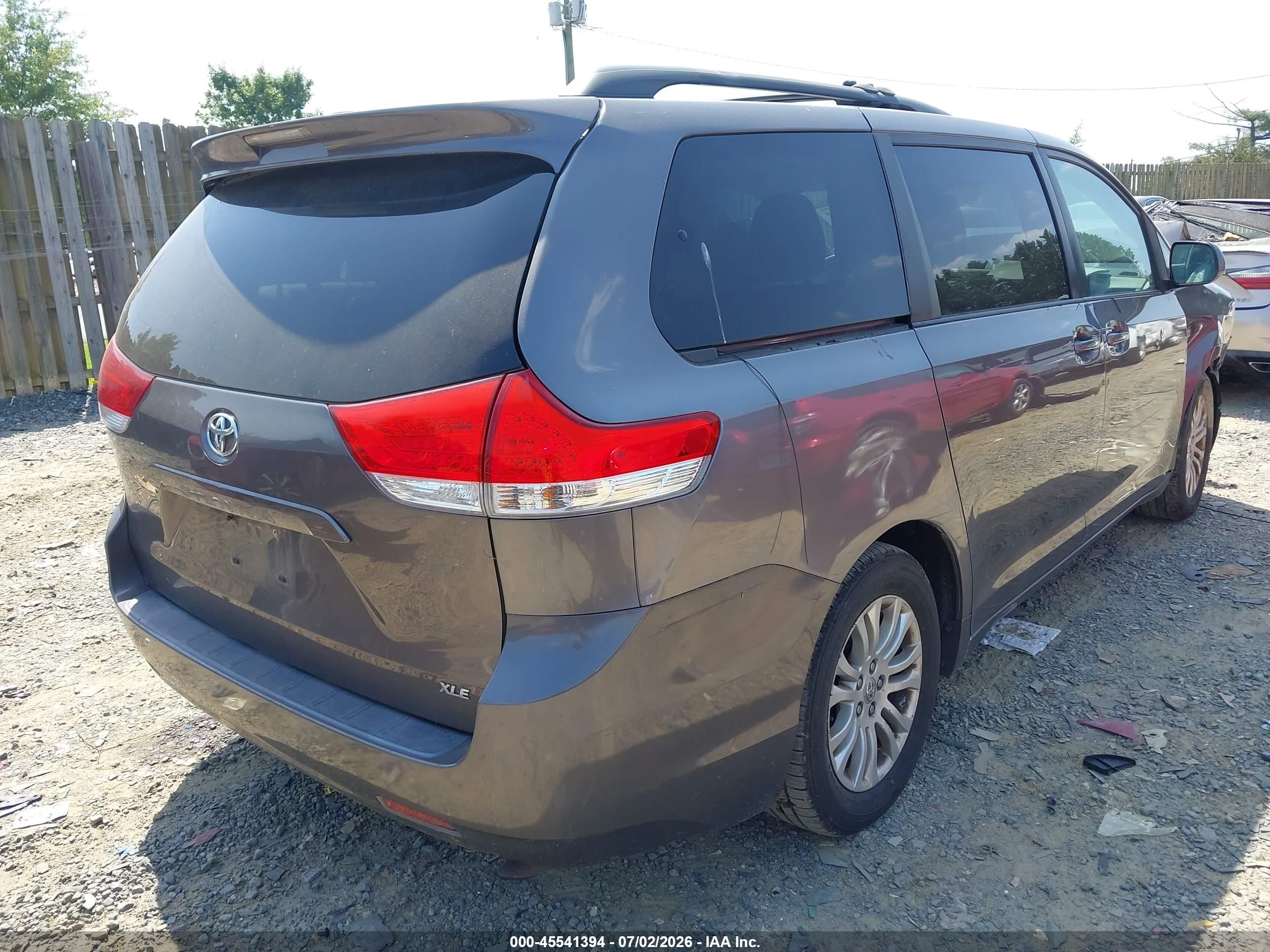 2012 Toyota Sienna Xle V6 8 Passenger Gray vin: 5TDYK3DC5CS210338