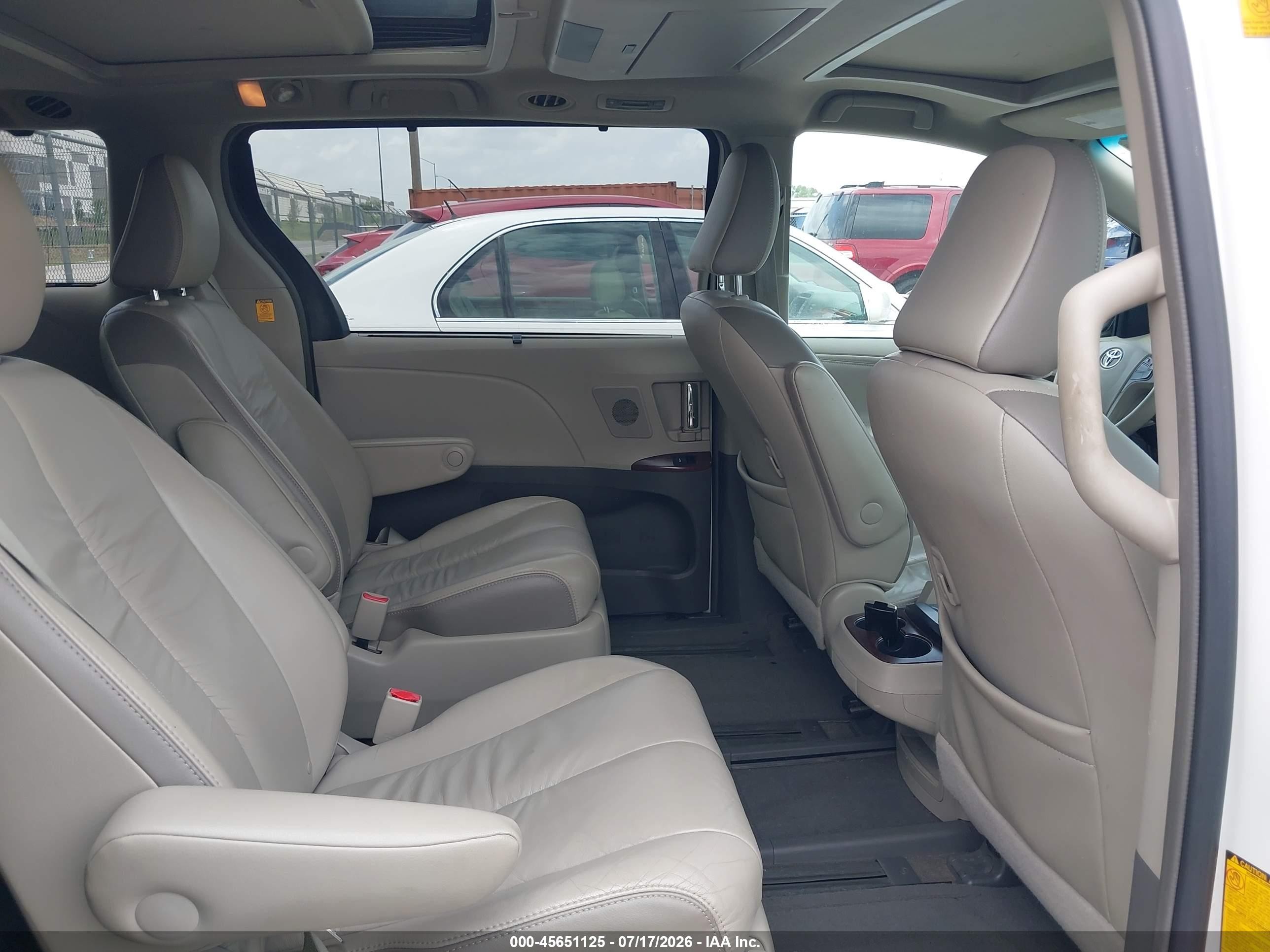 2012 Toyota Sienna Limited V6 7 Passenger Белый vin: 5TDYK3DC5CS211392