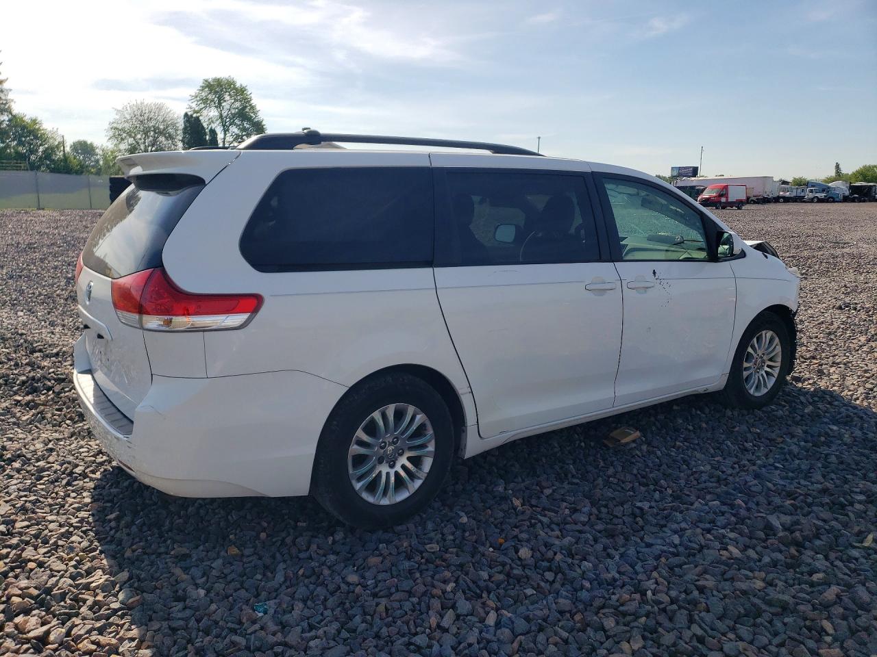 2012 Toyota Sienna Xle 8-passenger White vin: 5TDYK3DC5CS219752