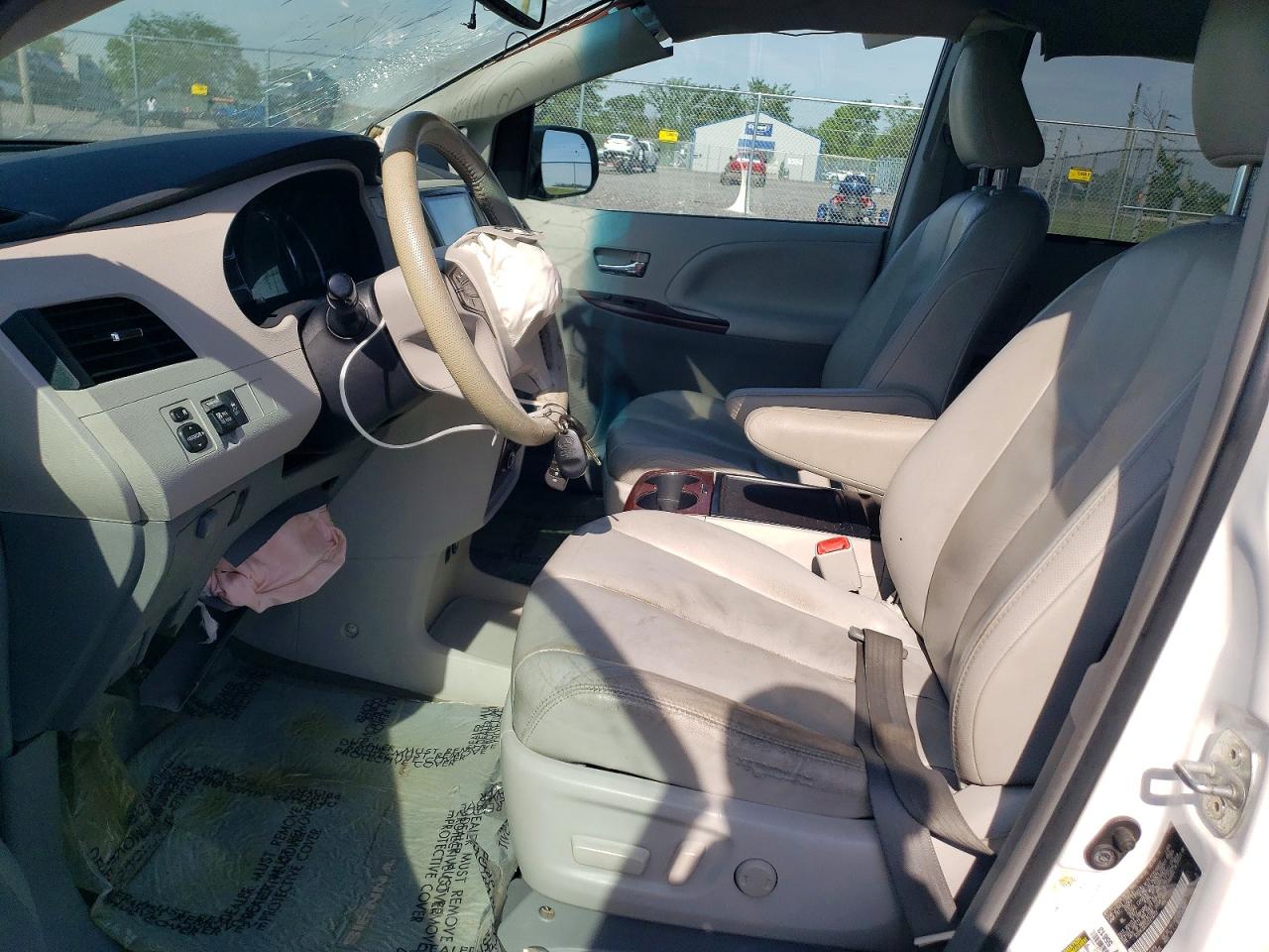 2012 Toyota Sienna Xle 8-passenger White vin: 5TDYK3DC5CS219752
