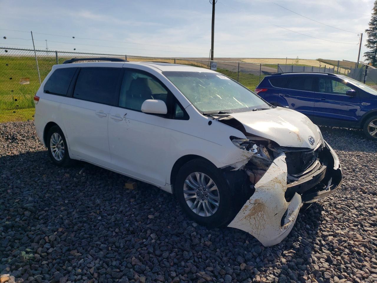 2012 Toyota Sienna Xle 8-passenger White vin: 5TDYK3DC5CS219752