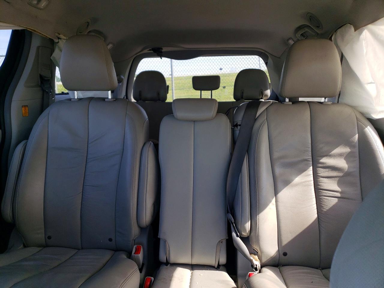 2012 Toyota Sienna Xle 8-passenger White vin: 5TDYK3DC5CS219752