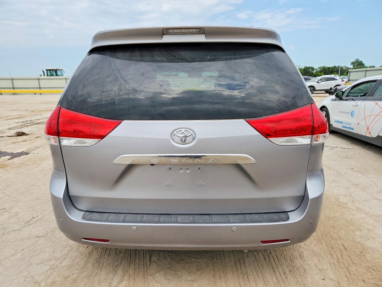 2012 Toyota Sienna Limited 7-passenger Silver vin: 5TDYK3DC5CS235580