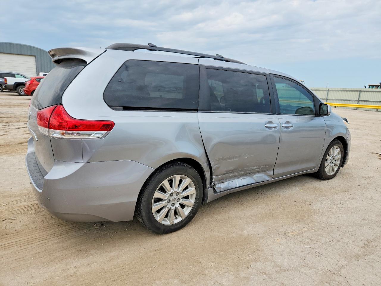 2012 Toyota Sienna Limited 7-passenger Silver vin: 5TDYK3DC5CS235580