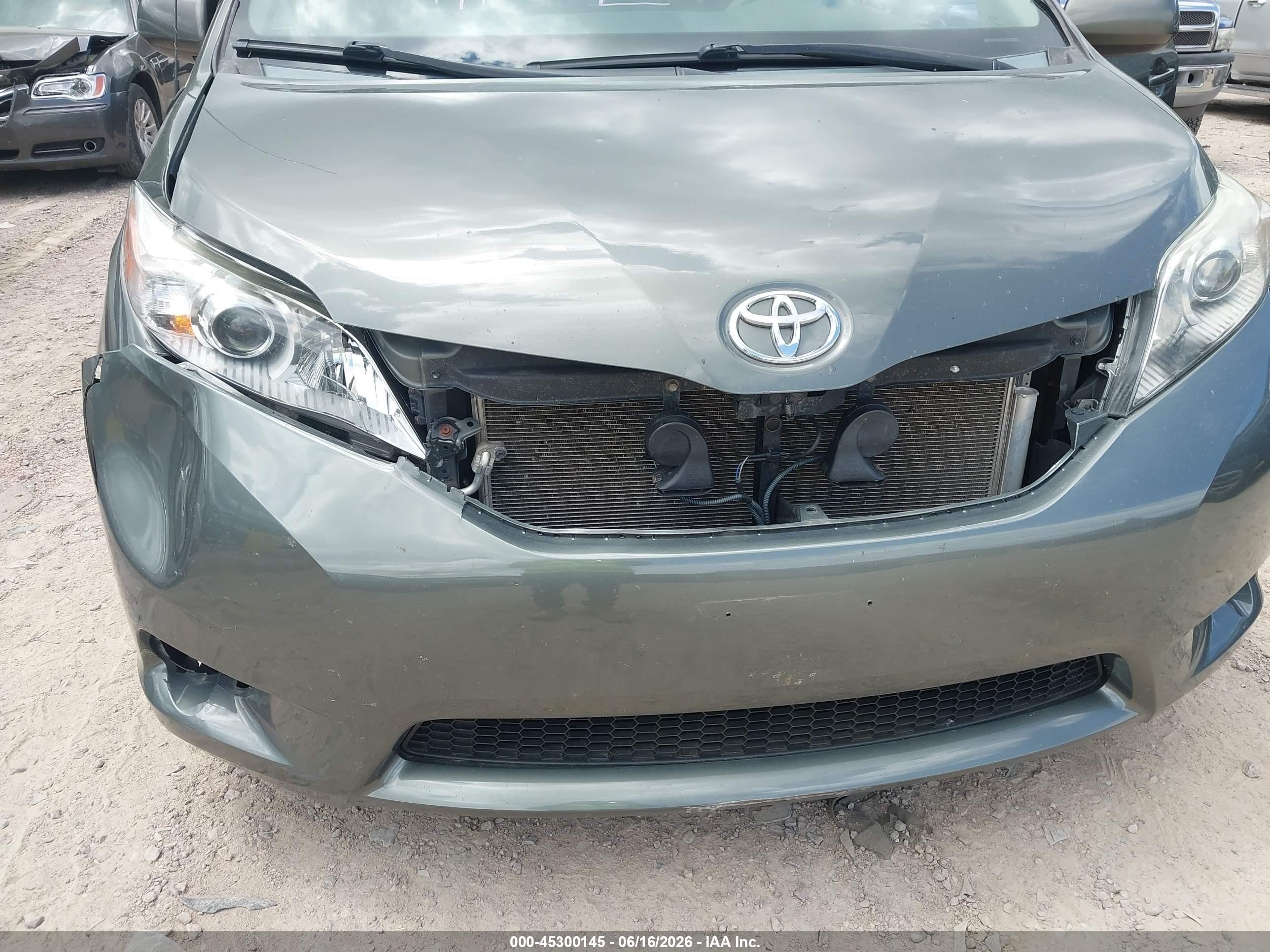 2012 Toyota Sienna Xle V6 8 Passenger Green vin: 5TDYK3DC5CS249933