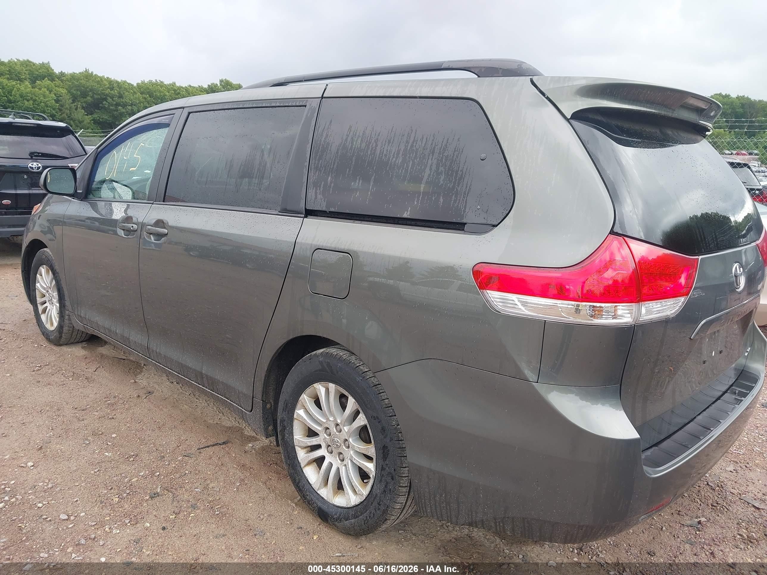 2012 Toyota Sienna Xle V6 8 Passenger Green vin: 5TDYK3DC5CS249933