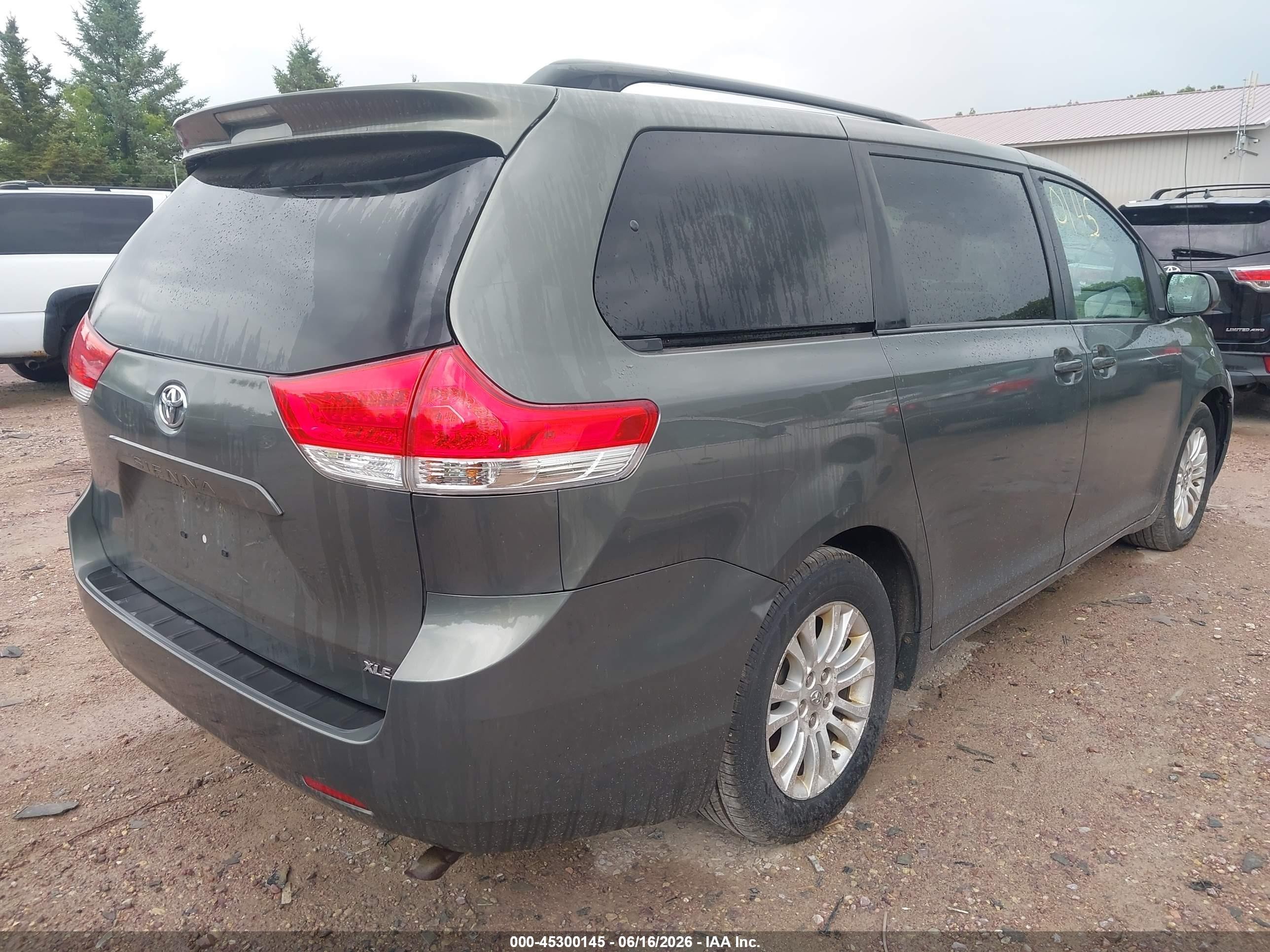 2012 Toyota Sienna Xle V6 8 Passenger Green vin: 5TDYK3DC5CS249933