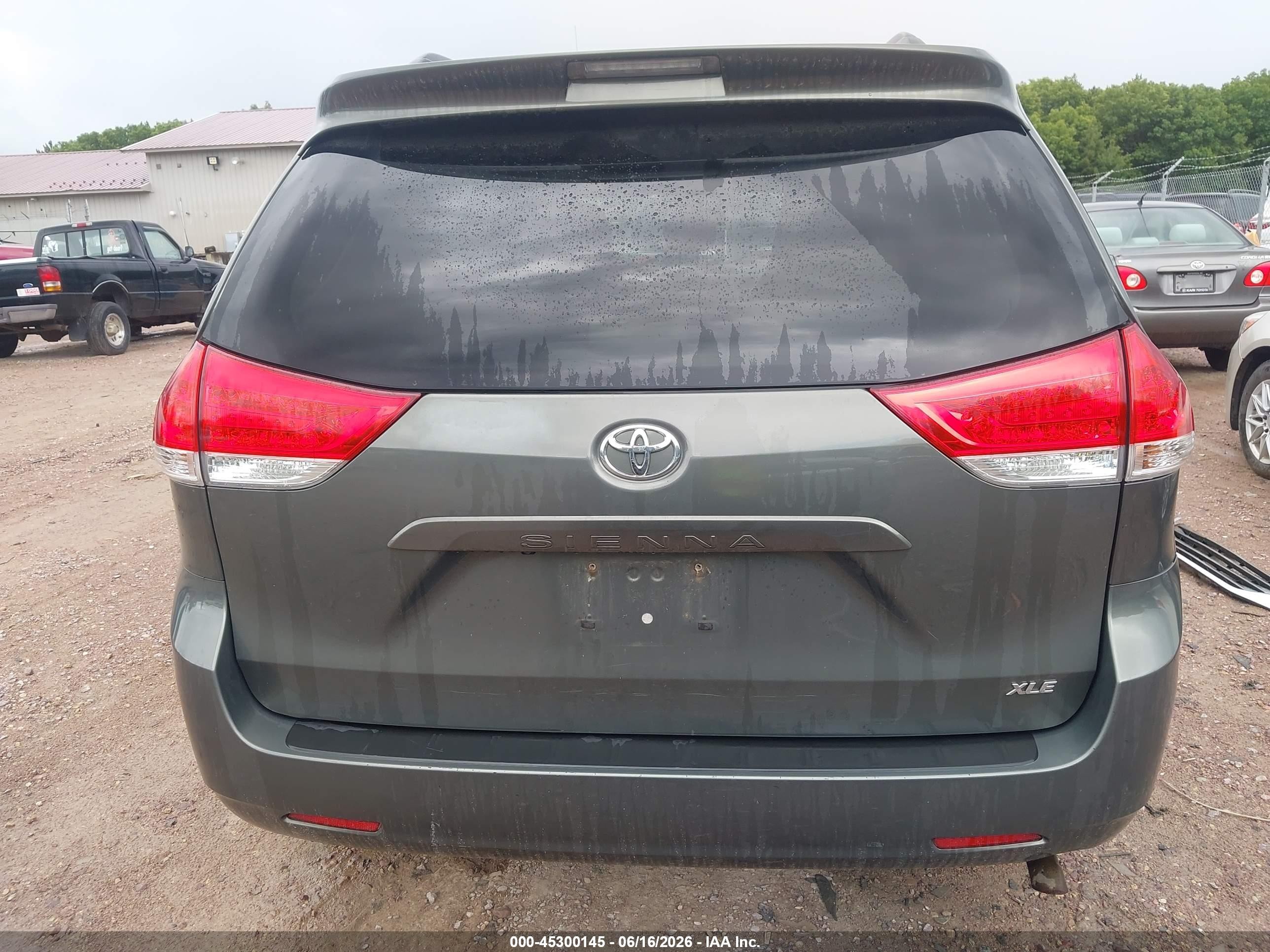 2012 Toyota Sienna Xle V6 8 Passenger Green vin: 5TDYK3DC5CS249933