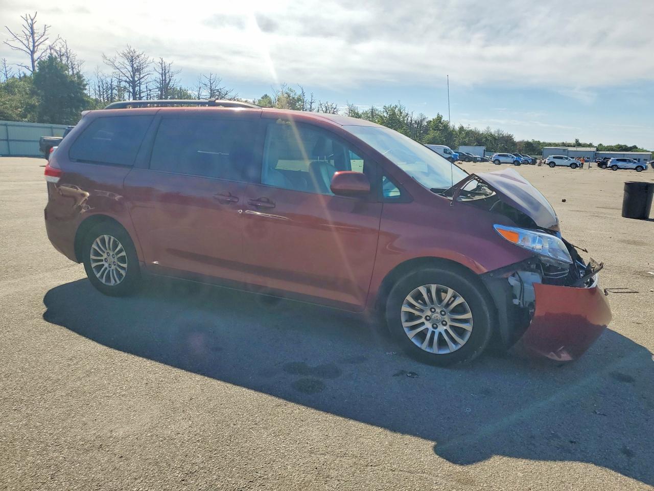 2012 Toyota Sienna Xle 8-passenger Бордовый vin: 5TDYK3DC5CS252735