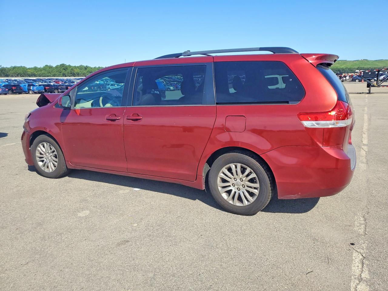 2012 Toyota Sienna Xle 8-passenger Бордовый vin: 5TDYK3DC5CS252735