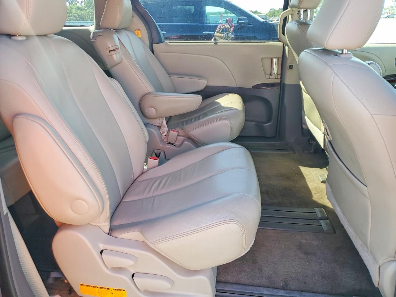 2012 Toyota Sienna Xle 8-passenger Бордовый vin: 5TDYK3DC5CS252735