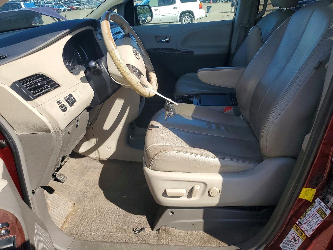 2012 Toyota Sienna Xle 8-passenger Бордовый vin: 5TDYK3DC5CS252735