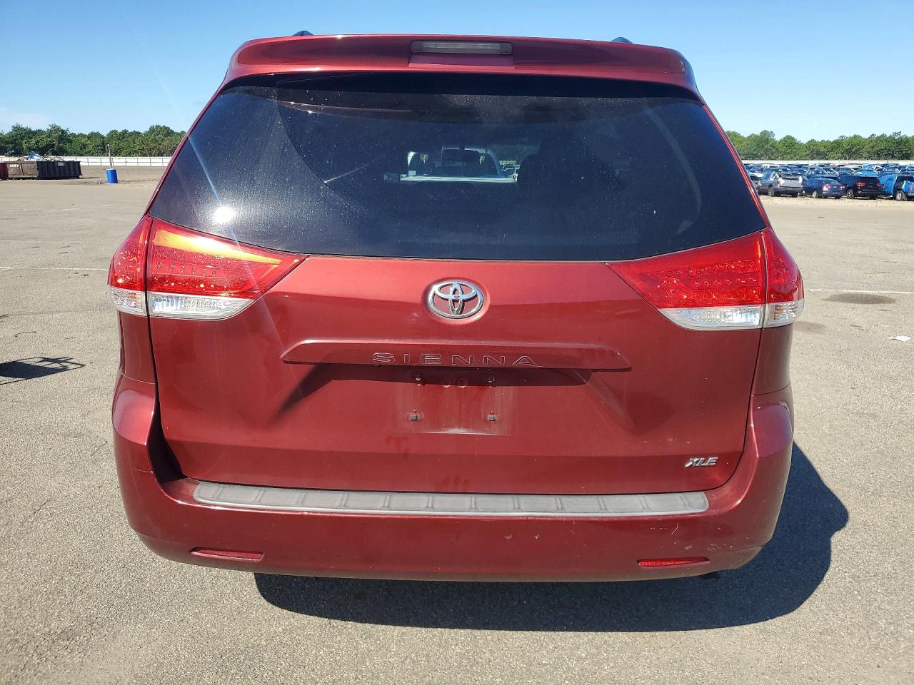 2012 Toyota Sienna Xle 8-passenger Бордовый vin: 5TDYK3DC5CS252735