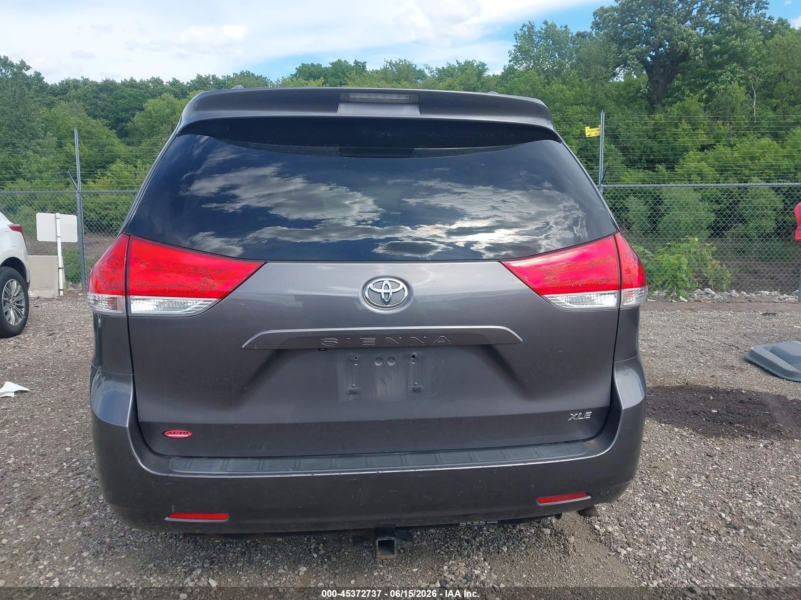 2012 Toyota Sienna Xle V6 8 Passenger Gray vin: 5TDYK3DC5CS266747