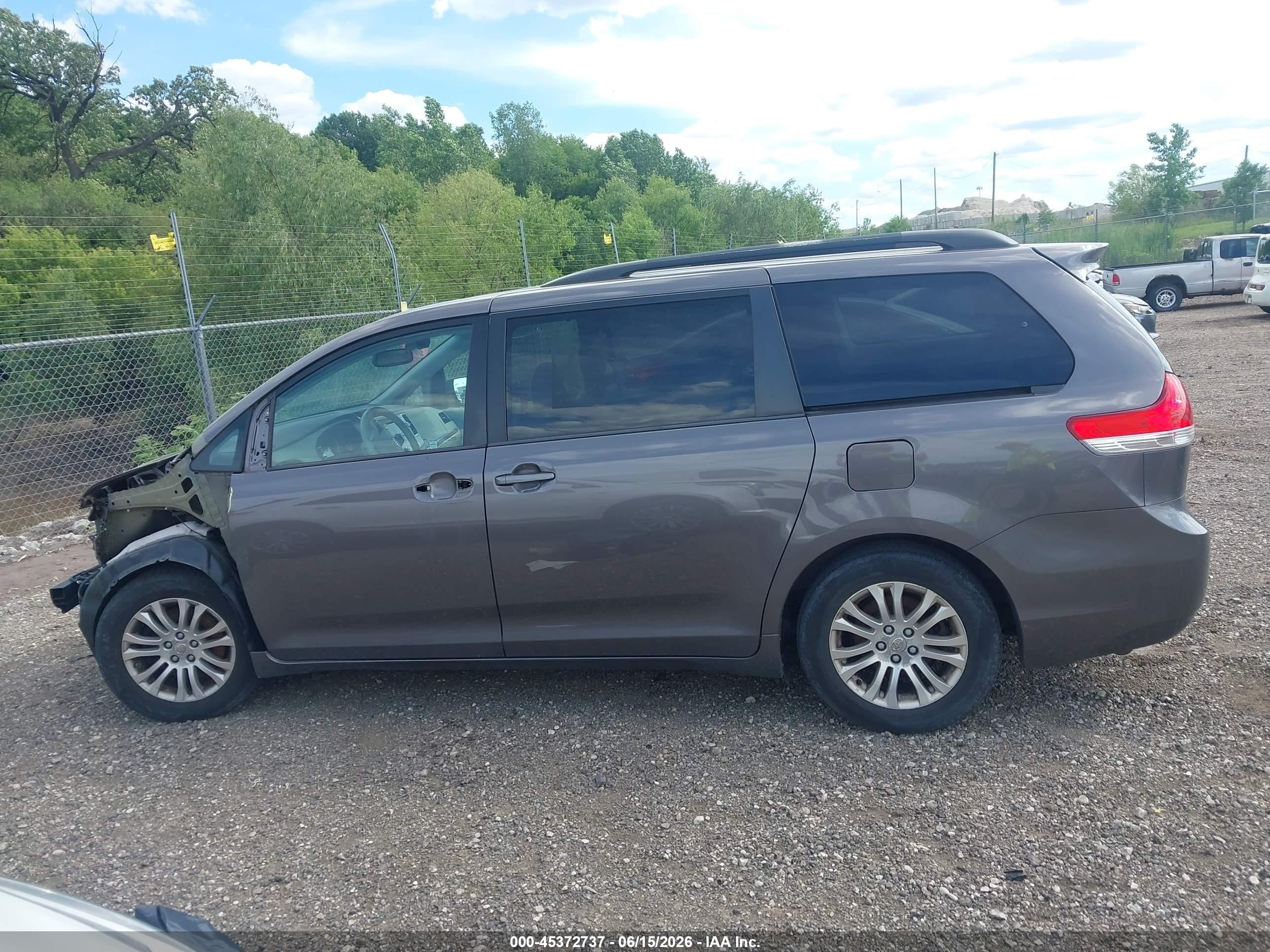 2012 Toyota Sienna Xle V6 8 Passenger Gray vin: 5TDYK3DC5CS266747