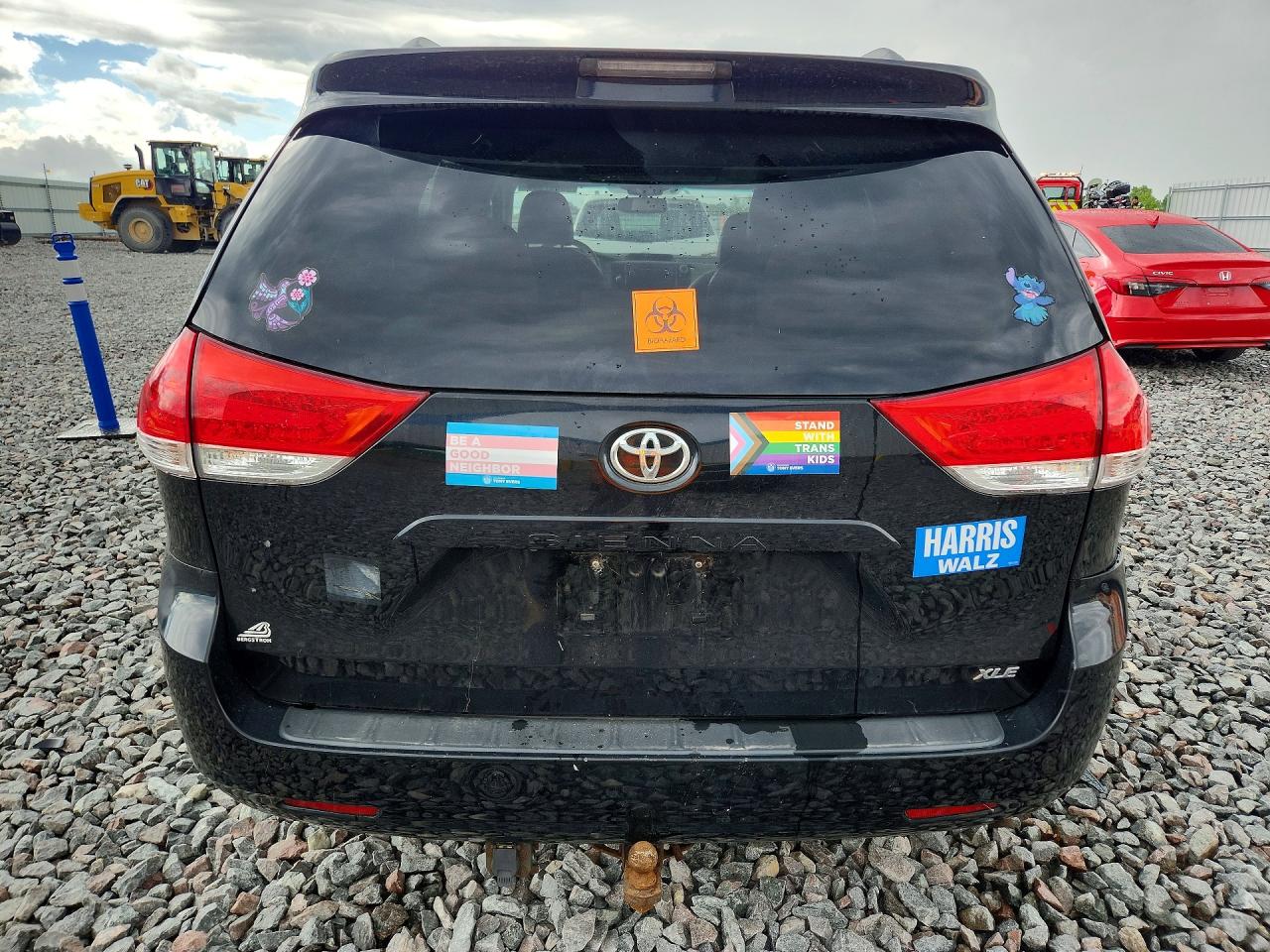 2012 Toyota Sienna Xle 8-passenger Black vin: 5TDYK3DC5CS273732
