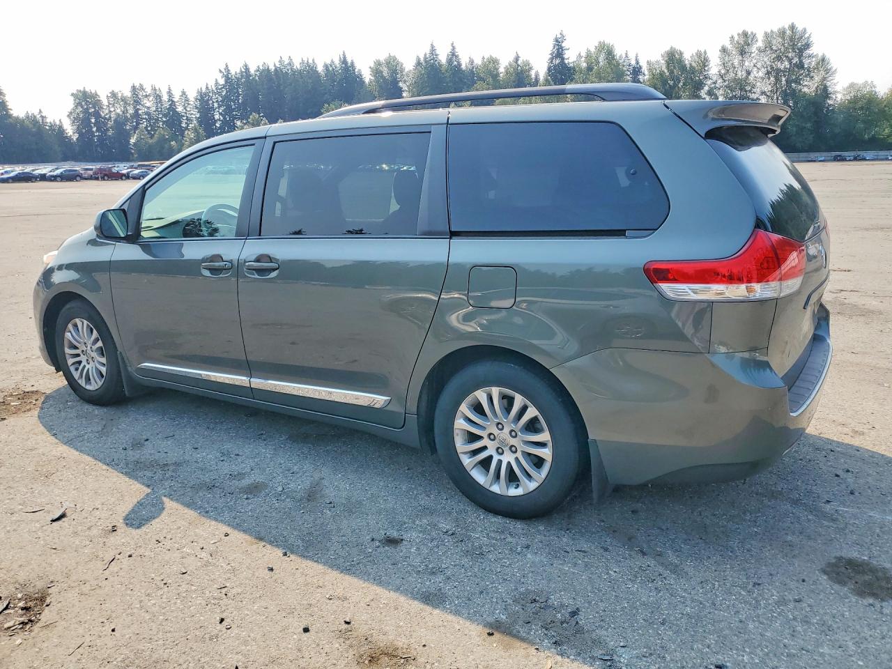 2013 Toyota Sienna Xle 8-passenger Green vin: 5TDYK3DC5DS300154