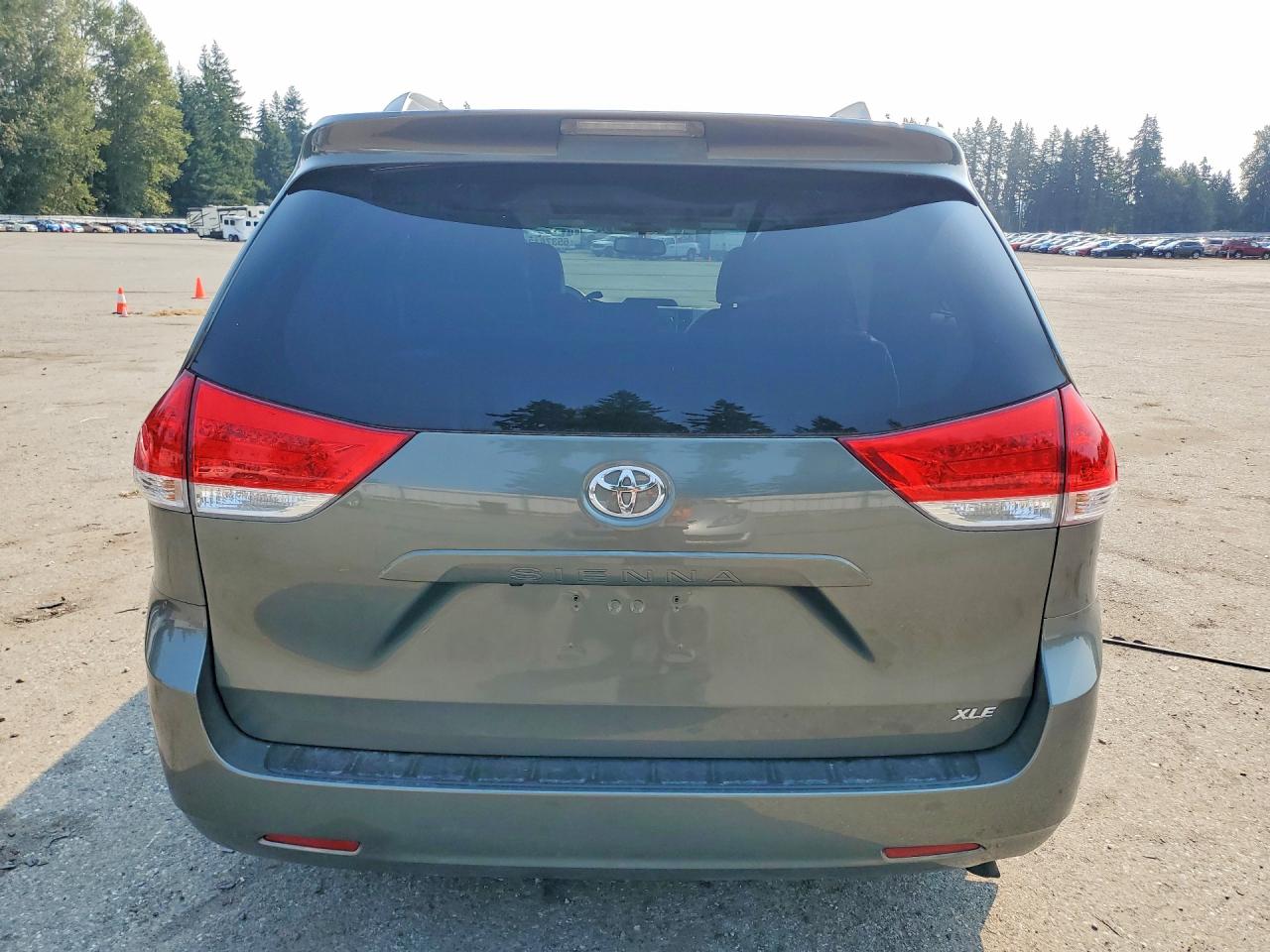 2013 Toyota Sienna Xle 8-passenger Green vin: 5TDYK3DC5DS300154