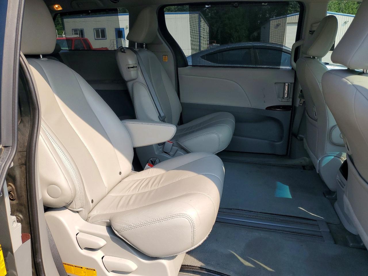 2013 Toyota Sienna Xle 8-passenger Green vin: 5TDYK3DC5DS300154