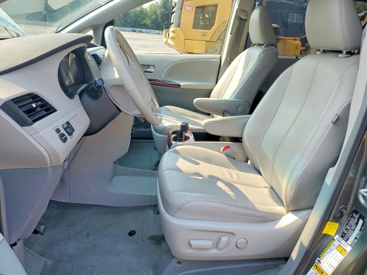 2013 Toyota Sienna Xle 8-passenger Green vin: 5TDYK3DC5DS300154