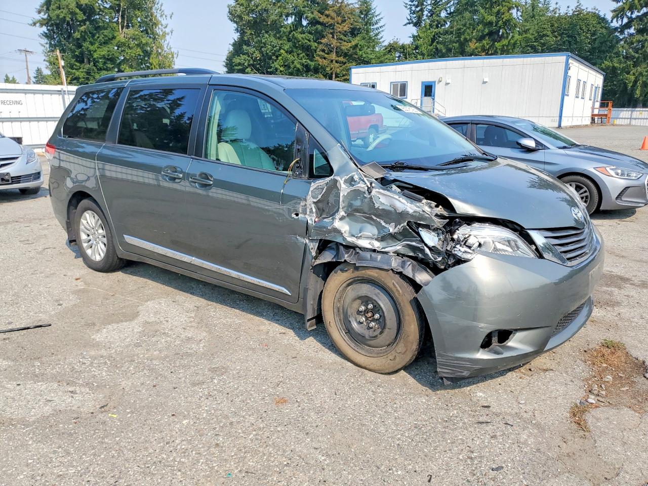 2013 Toyota Sienna Xle 8-passenger Green vin: 5TDYK3DC5DS300154