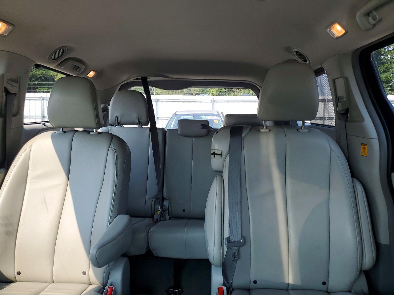 2013 Toyota Sienna Xle 8-passenger Green vin: 5TDYK3DC5DS300154