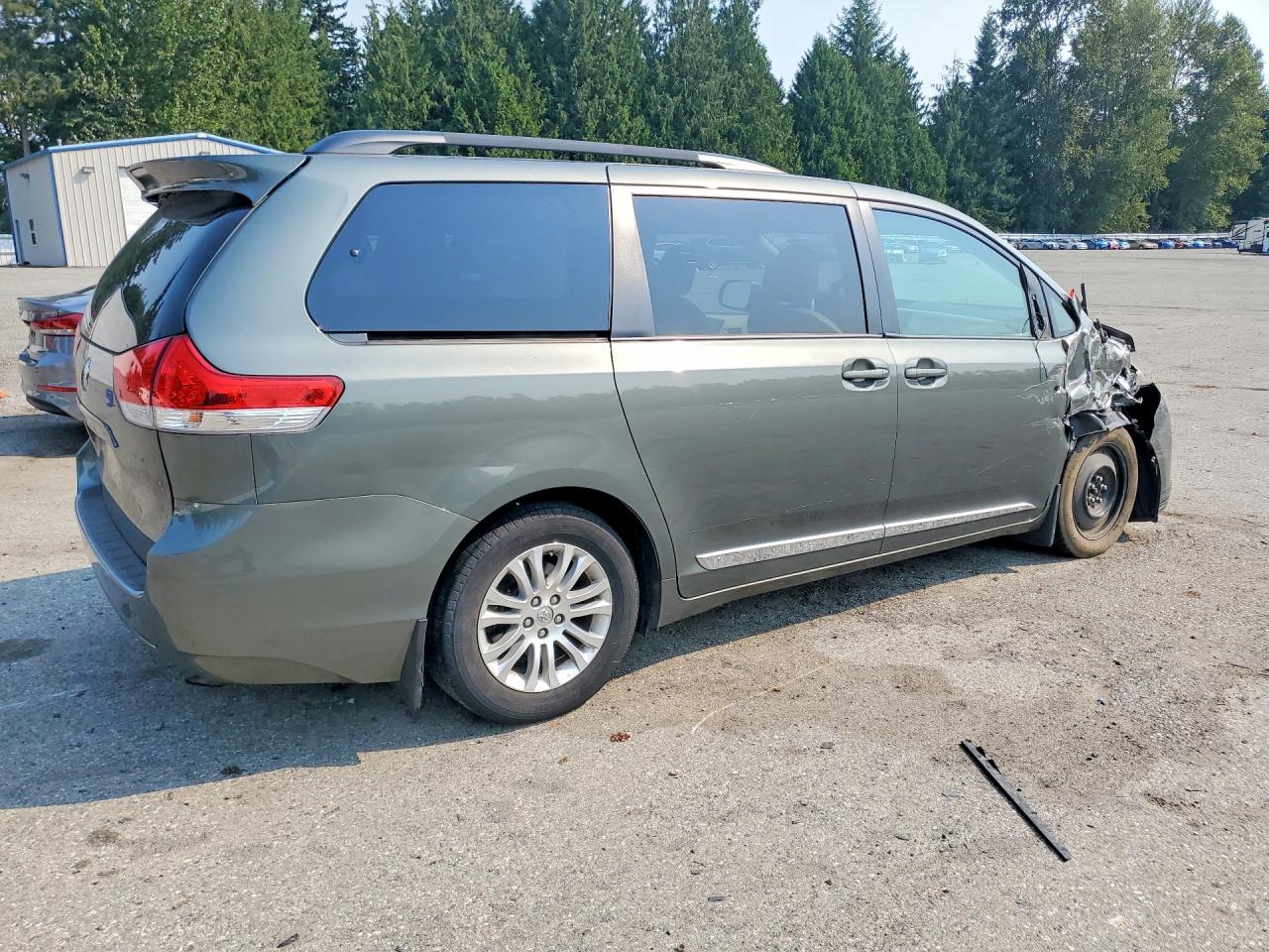 2013 Toyota Sienna Xle 8-passenger Green vin: 5TDYK3DC5DS300154