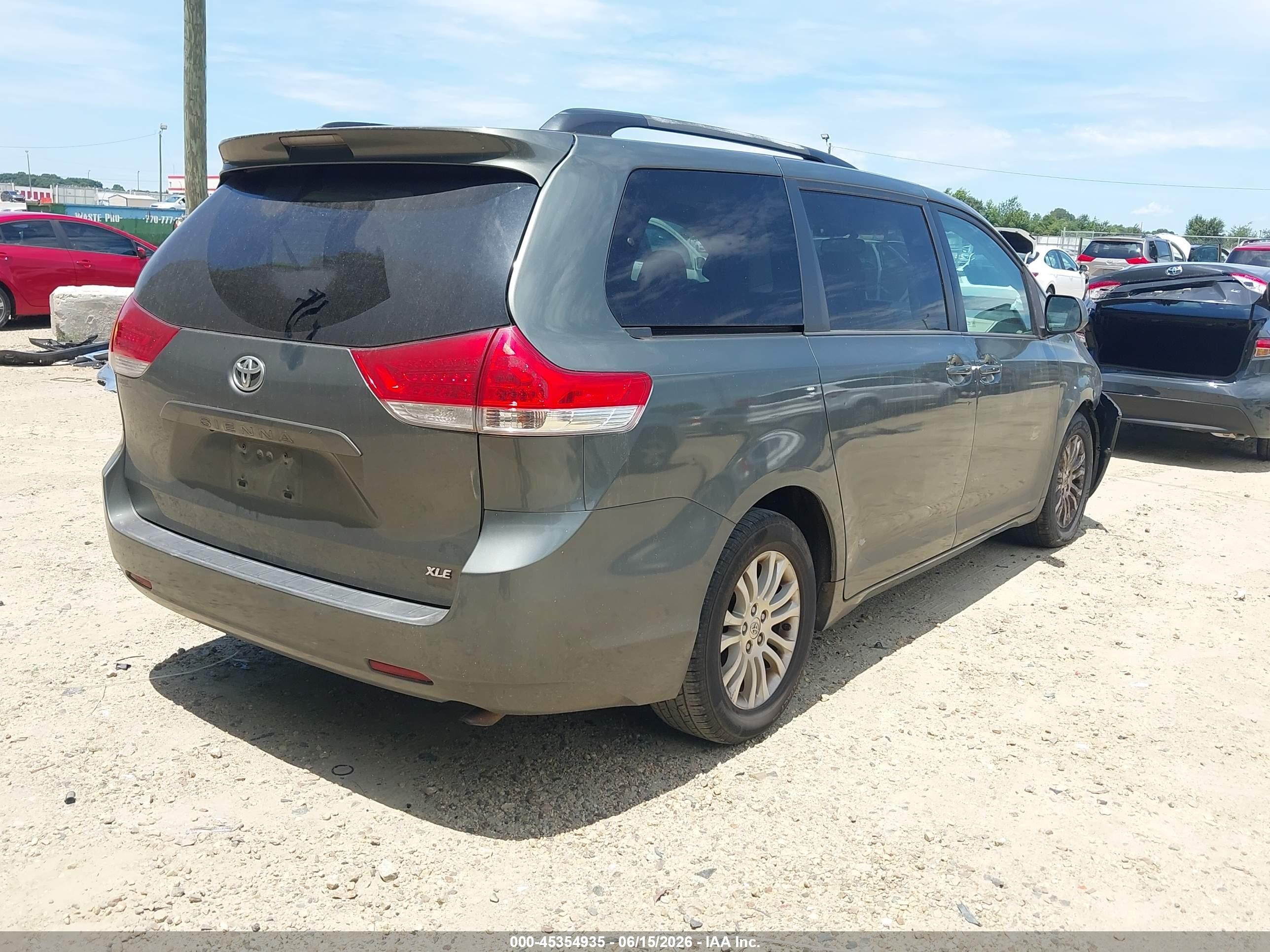2013 Toyota Sienna Xle V6 8 Passenger Gray vin: 5TDYK3DC5DS302213