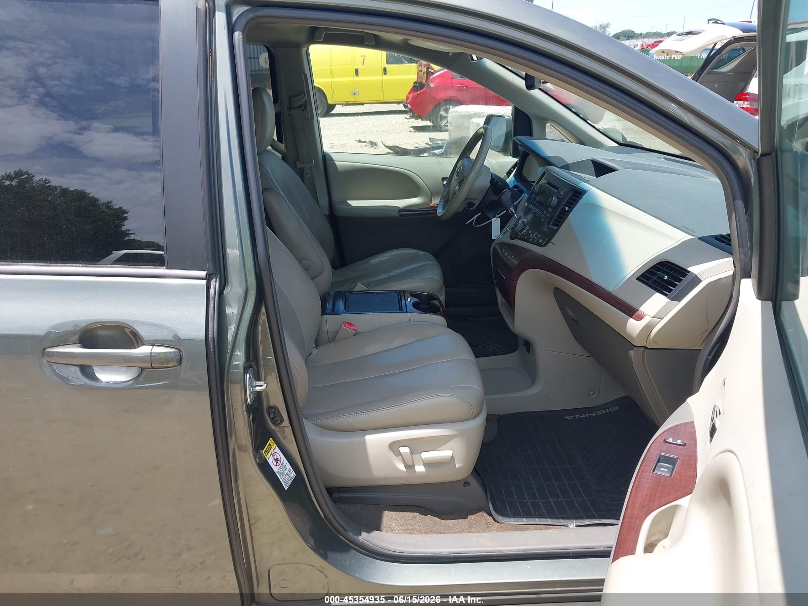 2013 Toyota Sienna Xle V6 8 Passenger Gray vin: 5TDYK3DC5DS302213