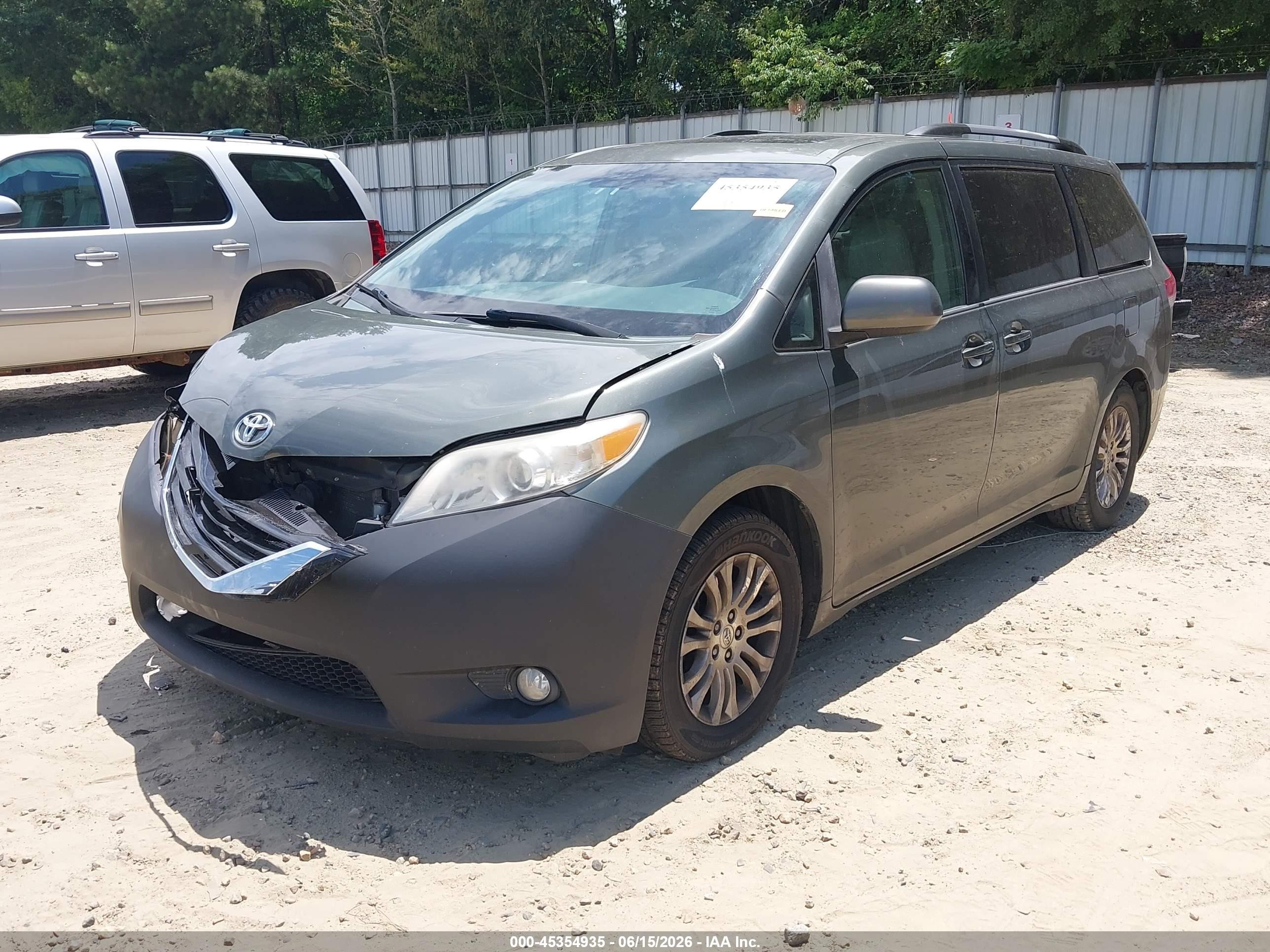 2013 Toyota Sienna Xle V6 8 Passenger Gray vin: 5TDYK3DC5DS302213