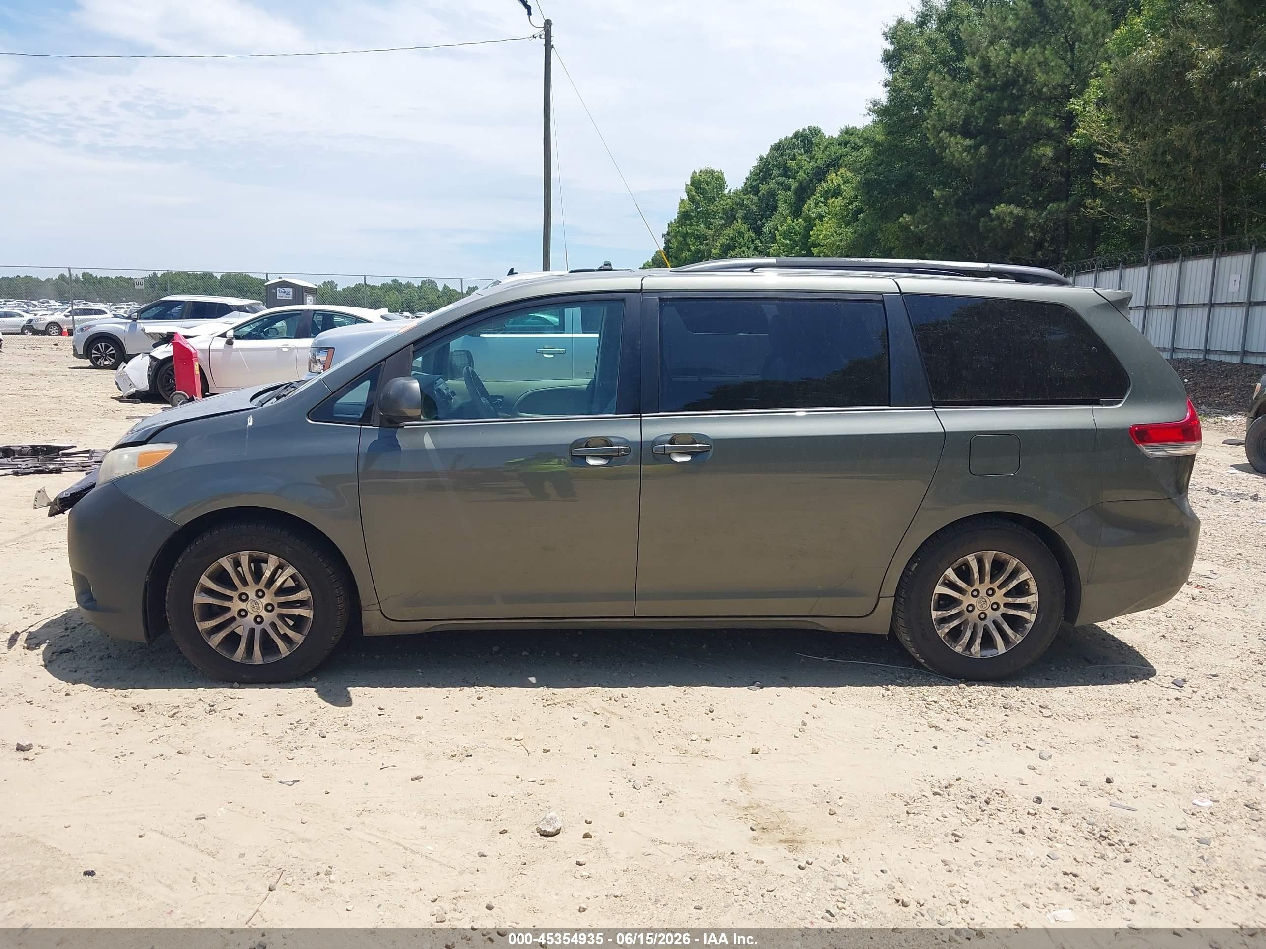 2013 Toyota Sienna Xle V6 8 Passenger Gray vin: 5TDYK3DC5DS302213