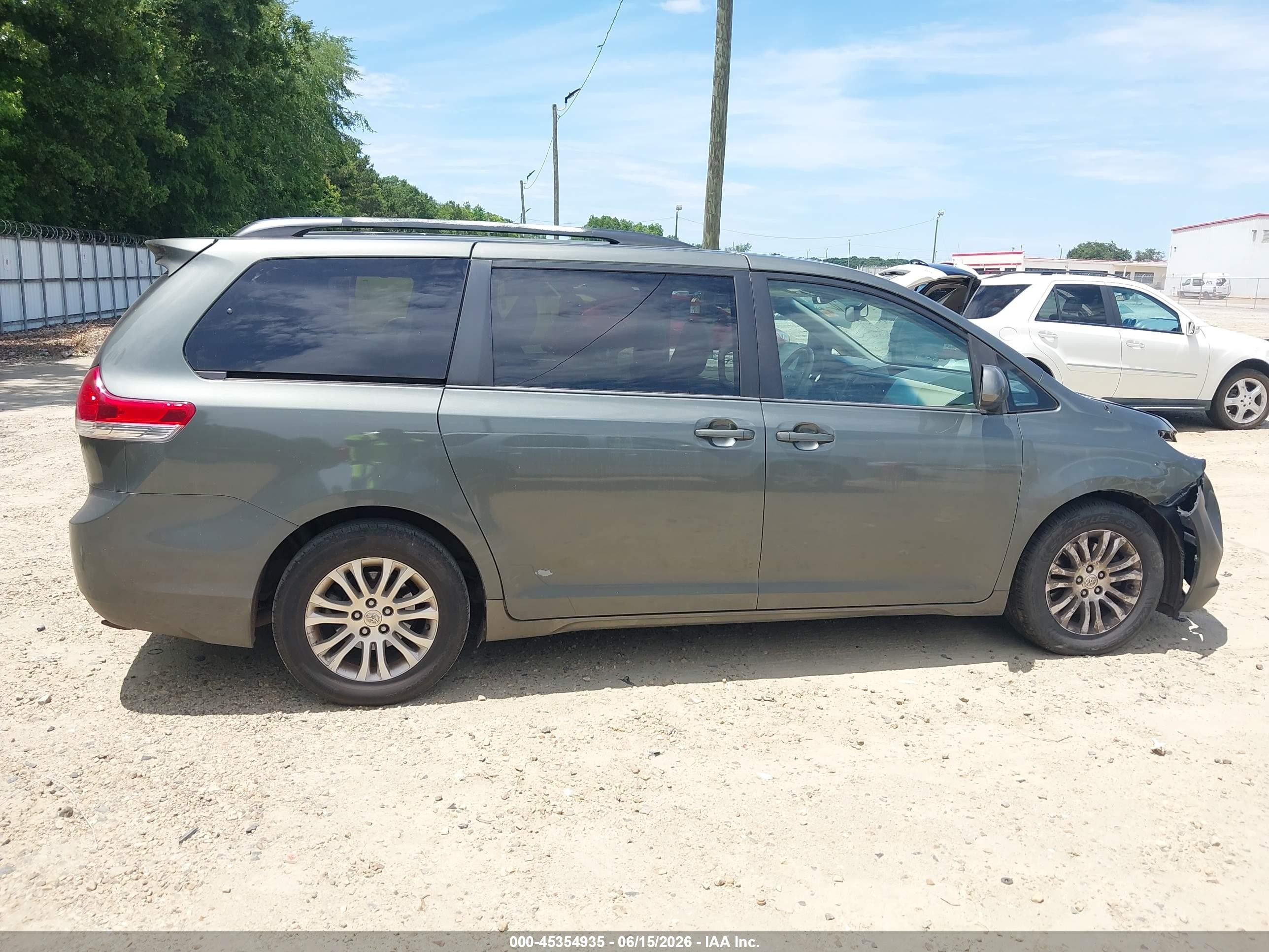 2013 Toyota Sienna Xle V6 8 Passenger Gray vin: 5TDYK3DC5DS302213