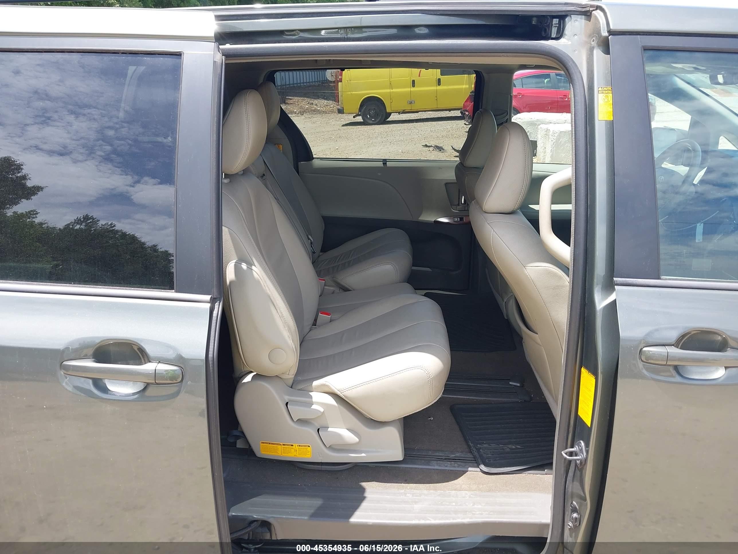 2013 Toyota Sienna Xle V6 8 Passenger Gray vin: 5TDYK3DC5DS302213