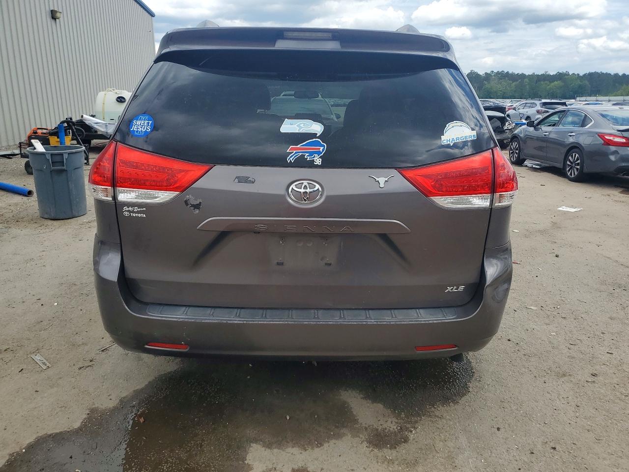 2013 Toyota Sienna Xle 8-passenger Gray vin: 5TDYK3DC5DS323062
