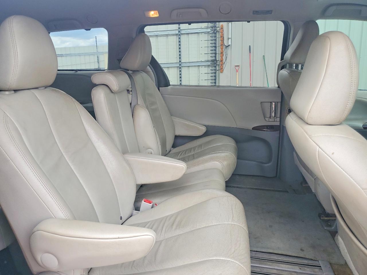 2013 Toyota Sienna Xle 8-passenger Gray vin: 5TDYK3DC5DS323062