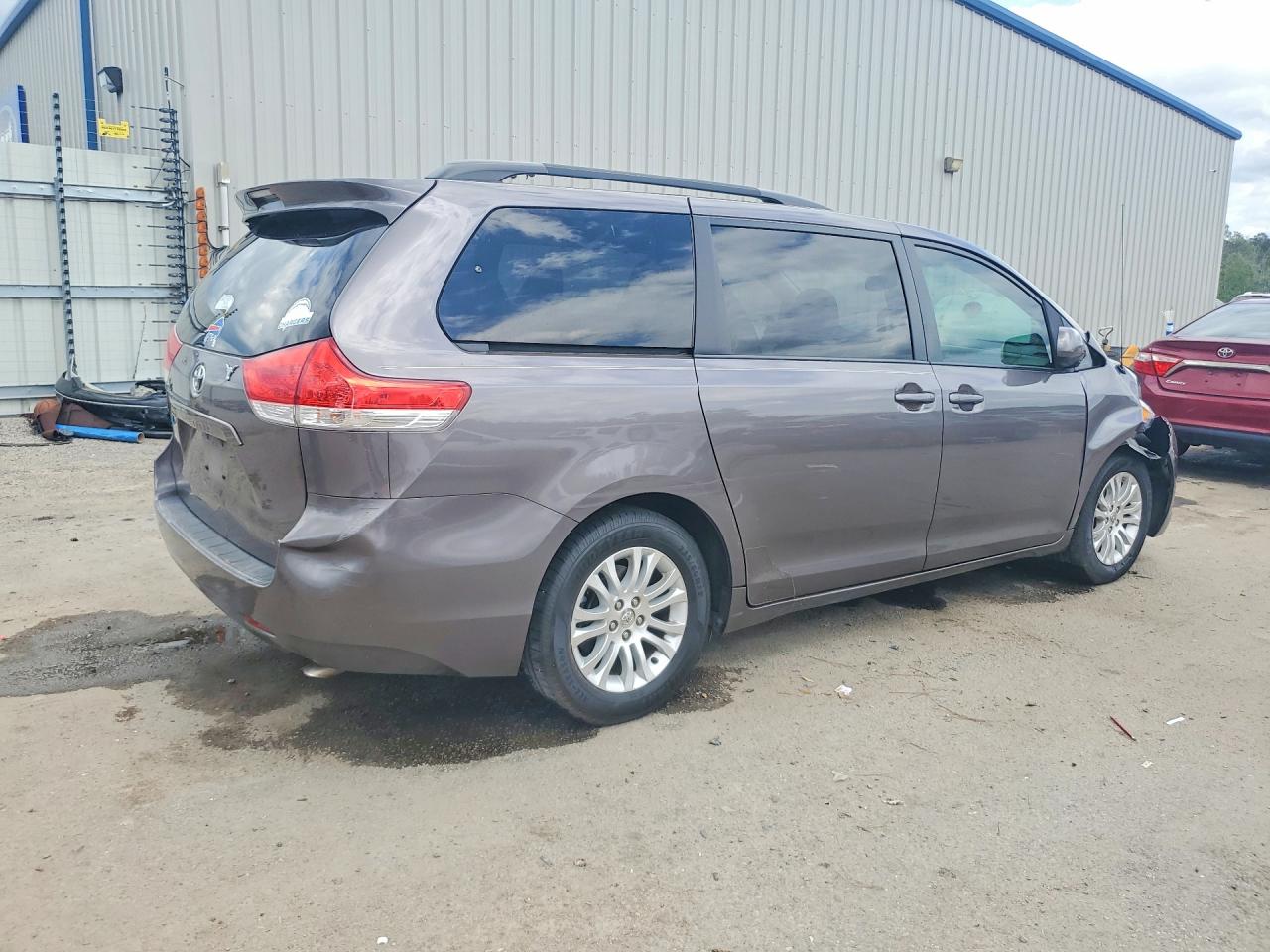 2013 Toyota Sienna Xle 8-passenger Gray vin: 5TDYK3DC5DS323062