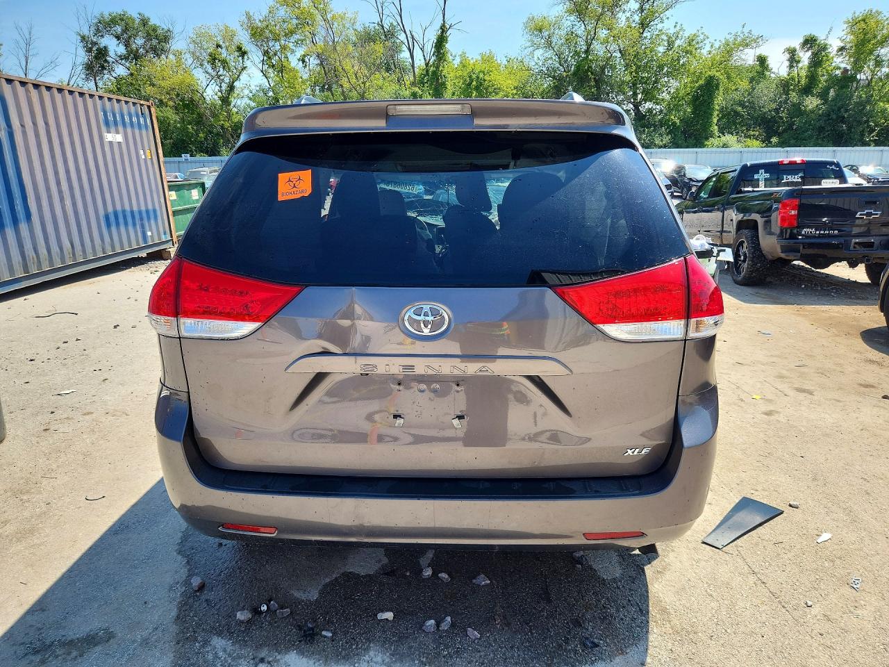 2013 Toyota Sienna Xle 8-passenger Gray vin: 5TDYK3DC5DS335888